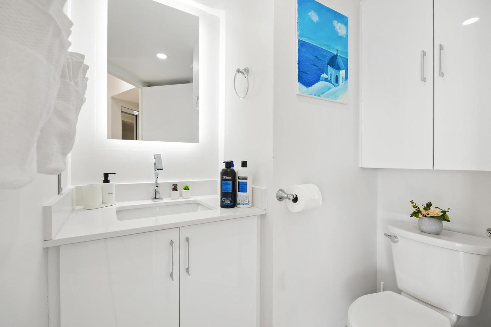 Modern 2-Bedroom Condo w Floor to Ceiling Windows