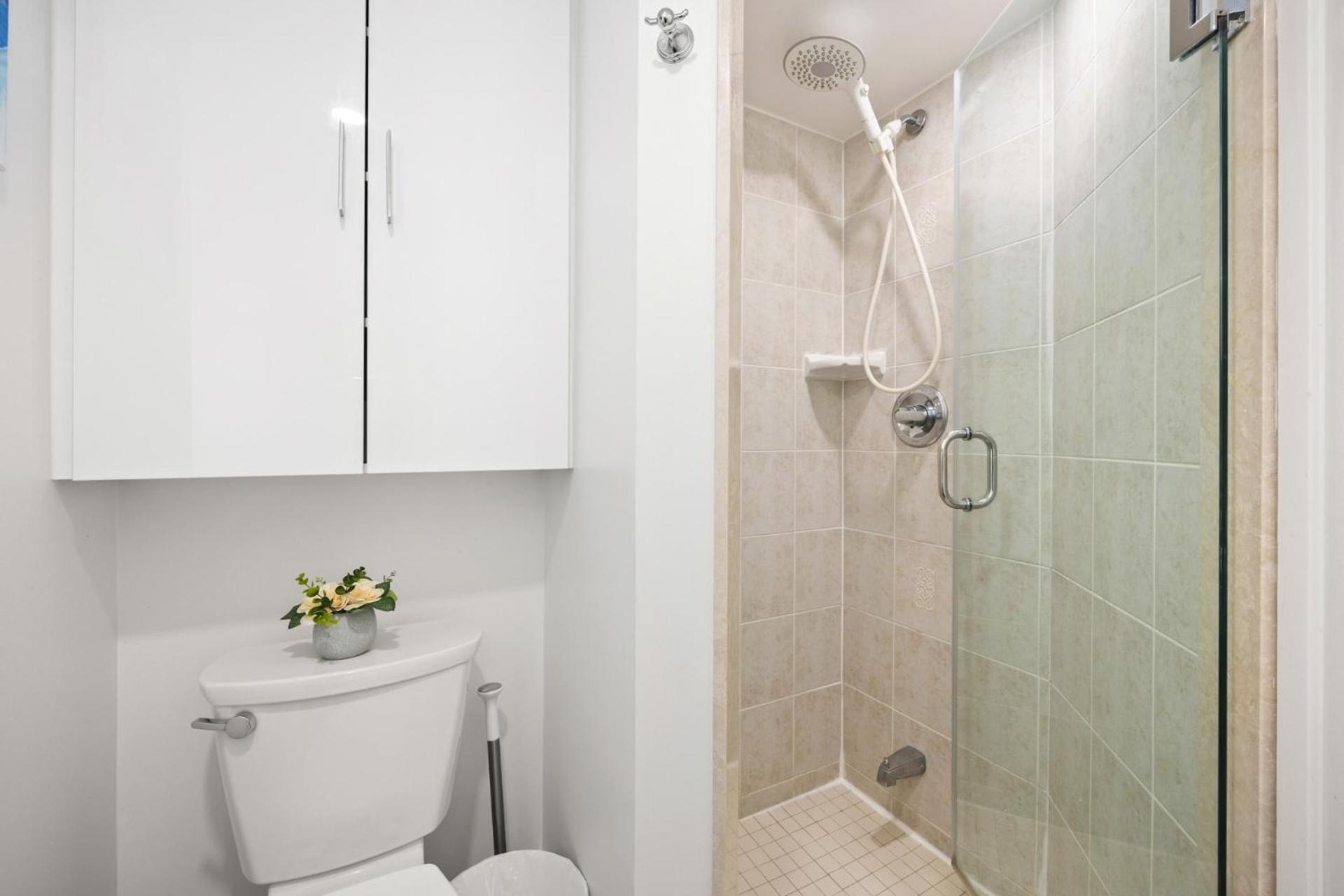 Modern 2-Bedroom Condo w Floor to Ceiling Windows