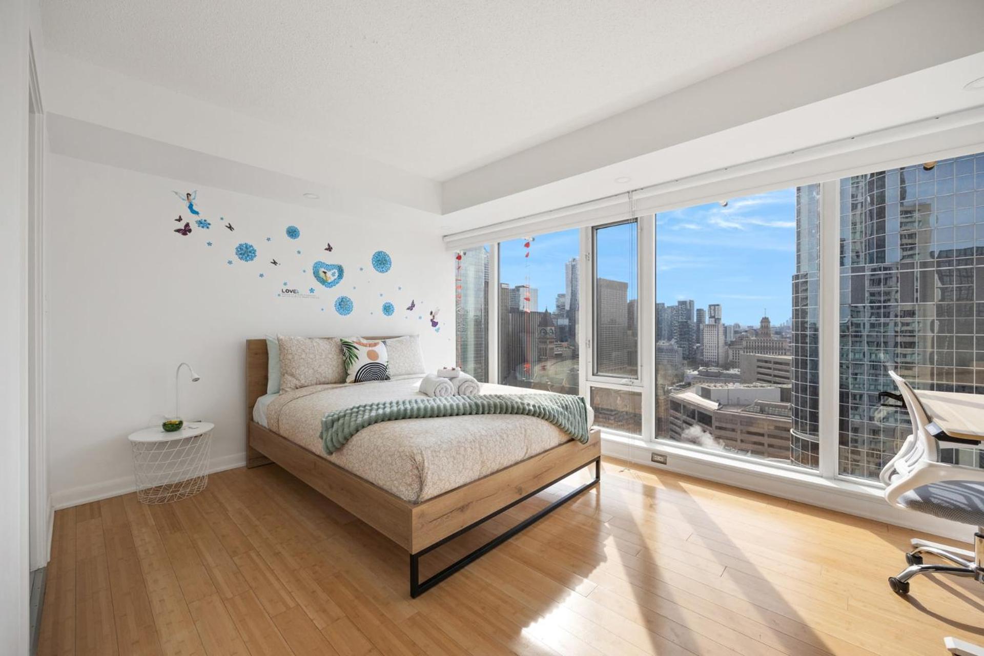 Modern 2-Bedroom Condo w Floor to Ceiling Windows