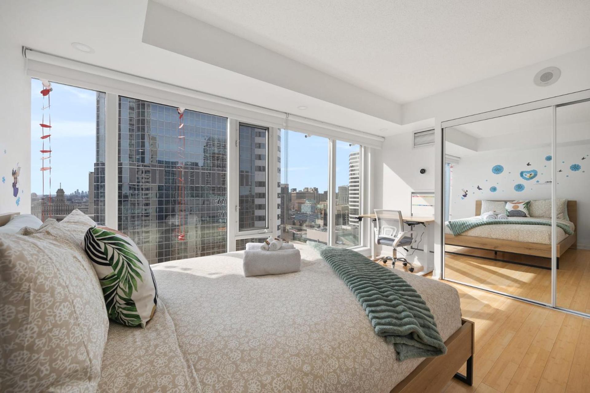 Modern 2-Bedroom Condo w Floor to Ceiling Windows