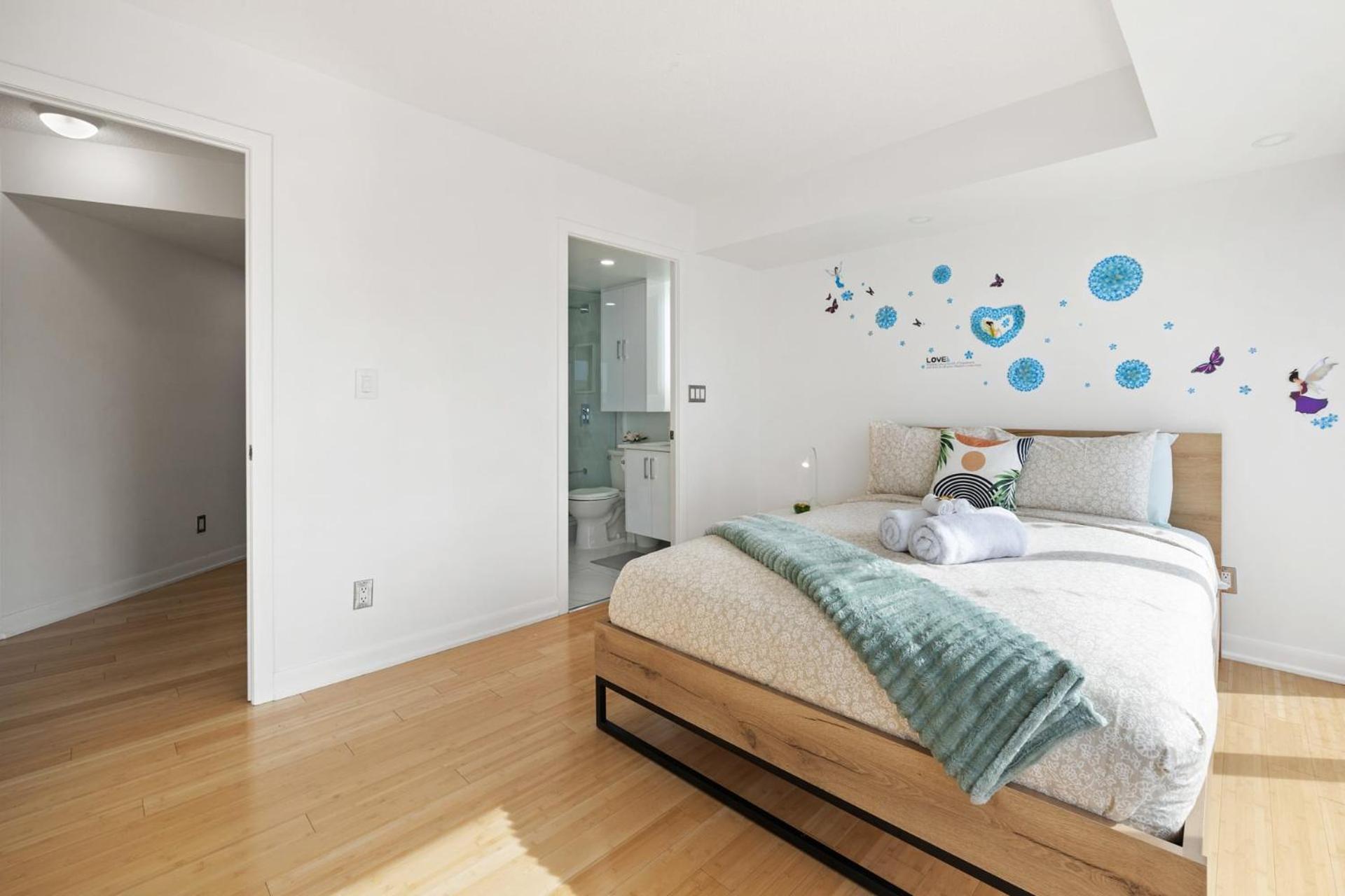 Modern 2-Bedroom Condo w Floor to Ceiling Windows