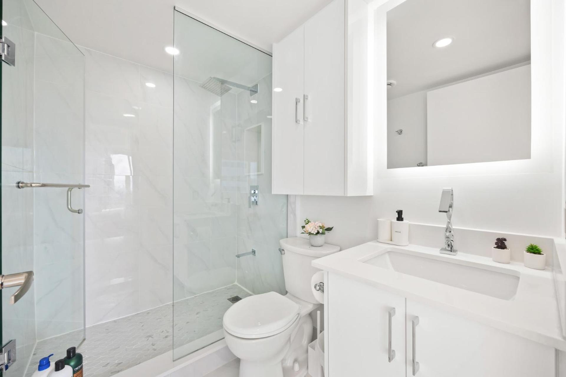 Modern 2-Bedroom Condo w Floor to Ceiling Windows