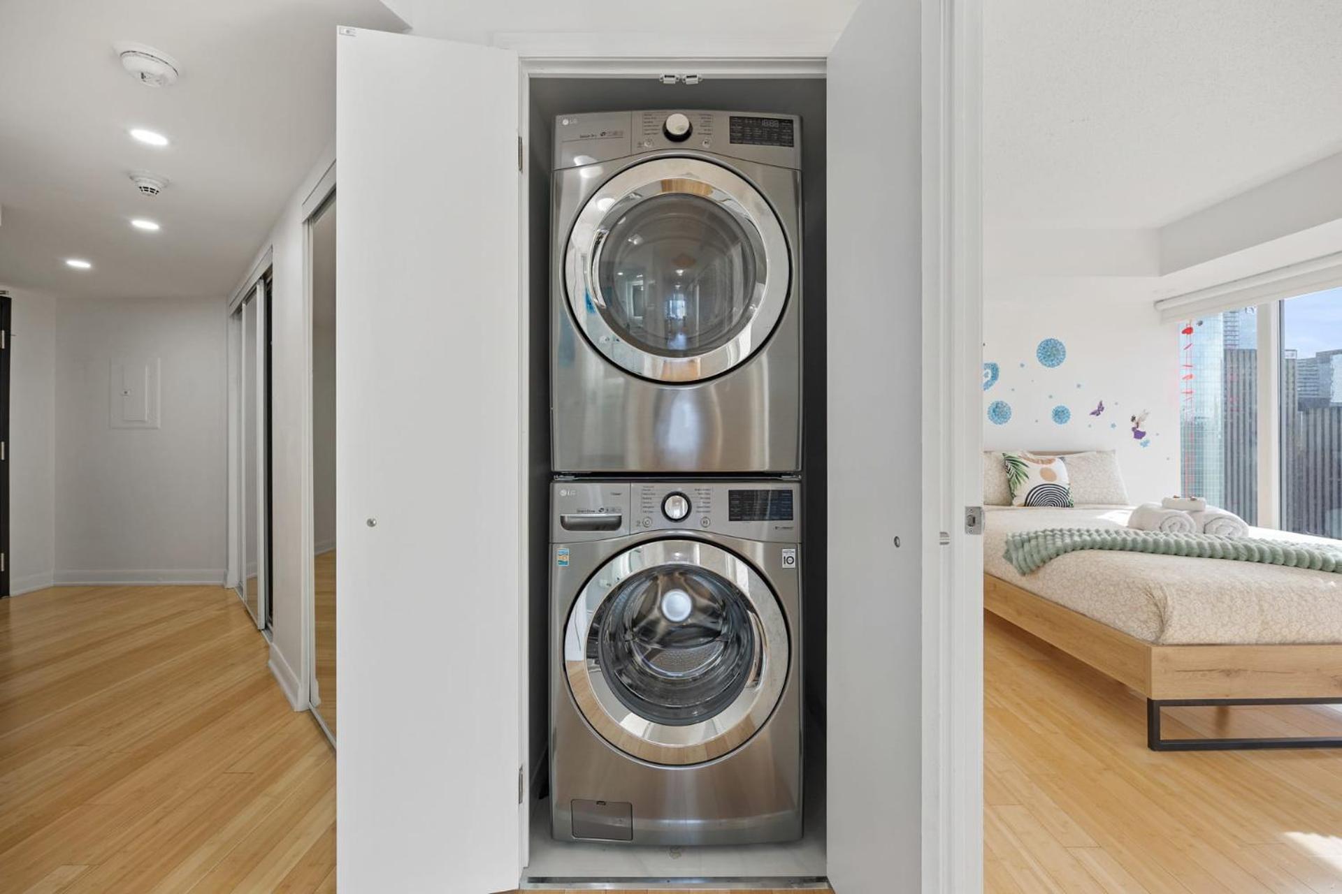 Modern 2-Bedroom Condo w Floor to Ceiling Windows