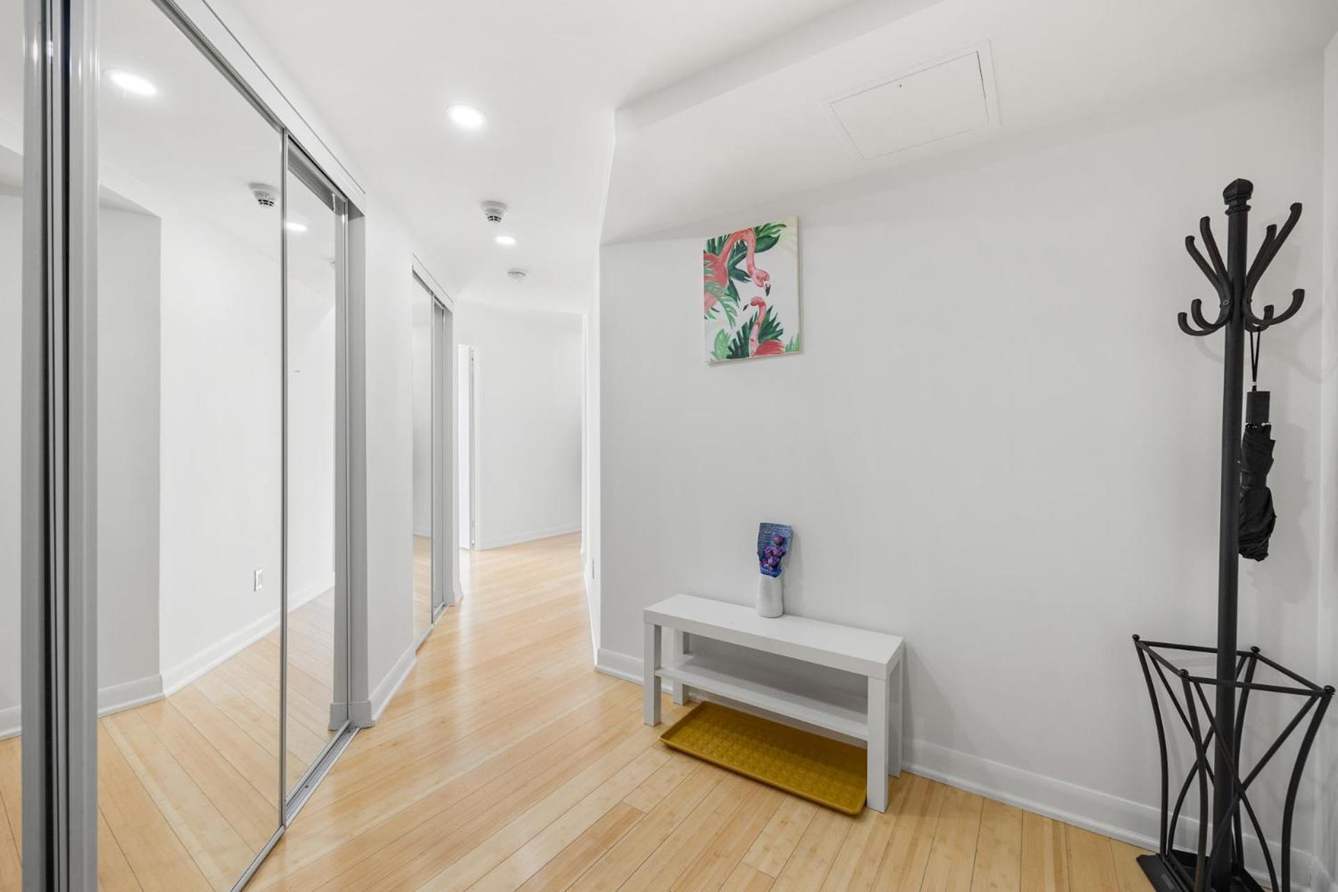 Modern 2-Bedroom Condo w Floor to Ceiling Windows