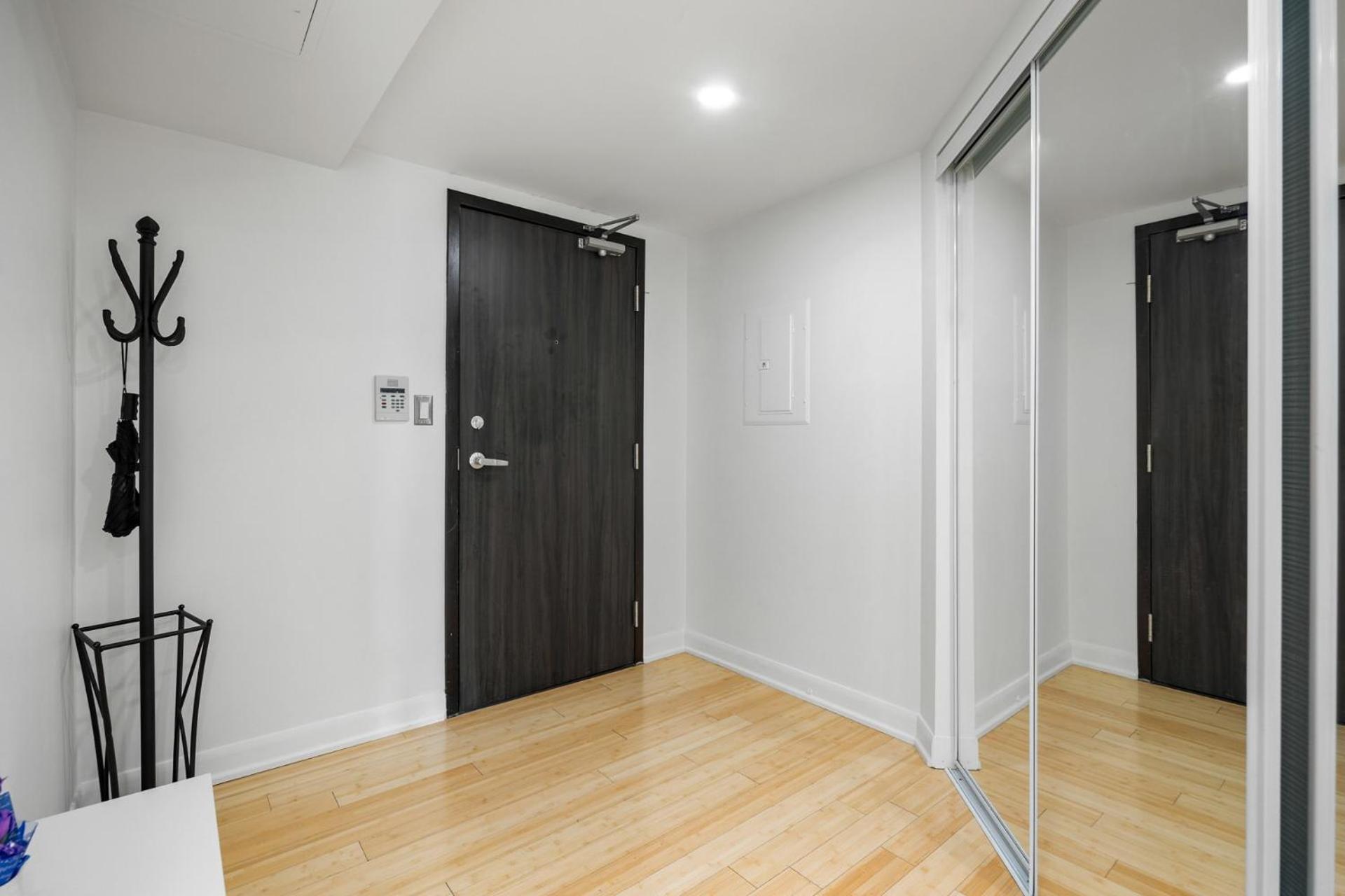 Modern 2-Bedroom Condo w Floor to Ceiling Windows