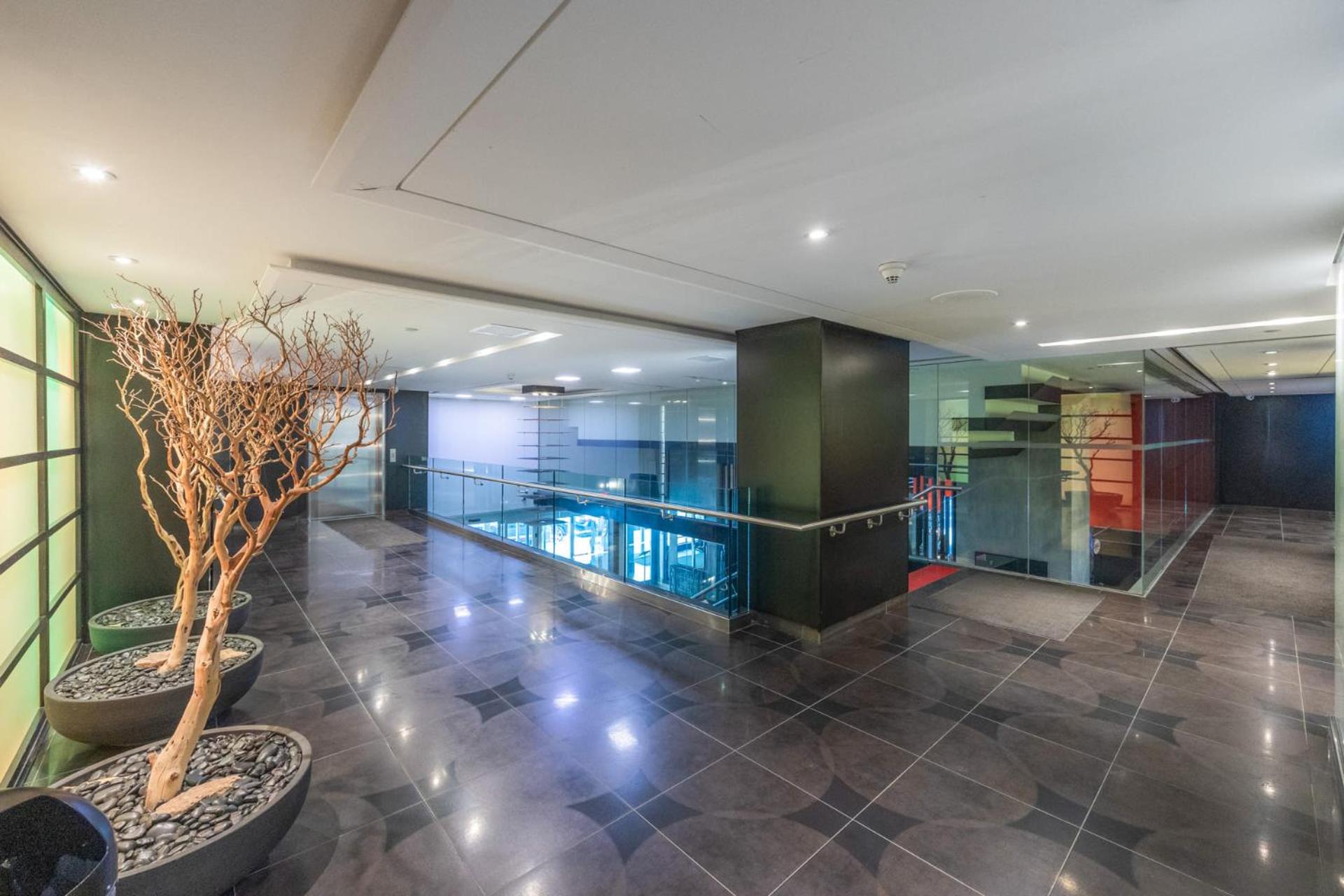 Modern 2-Bedroom Condo w Floor to Ceiling Windows