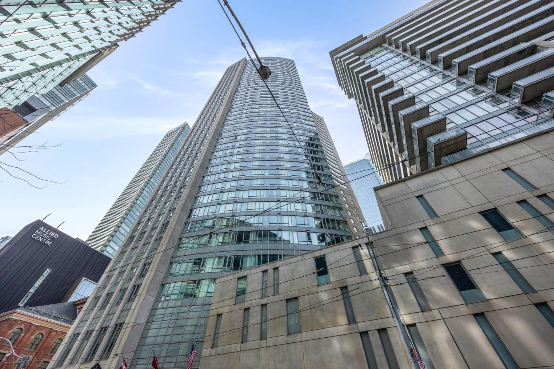 Modern 2-Bedroom Condo w Floor to Ceiling Windows