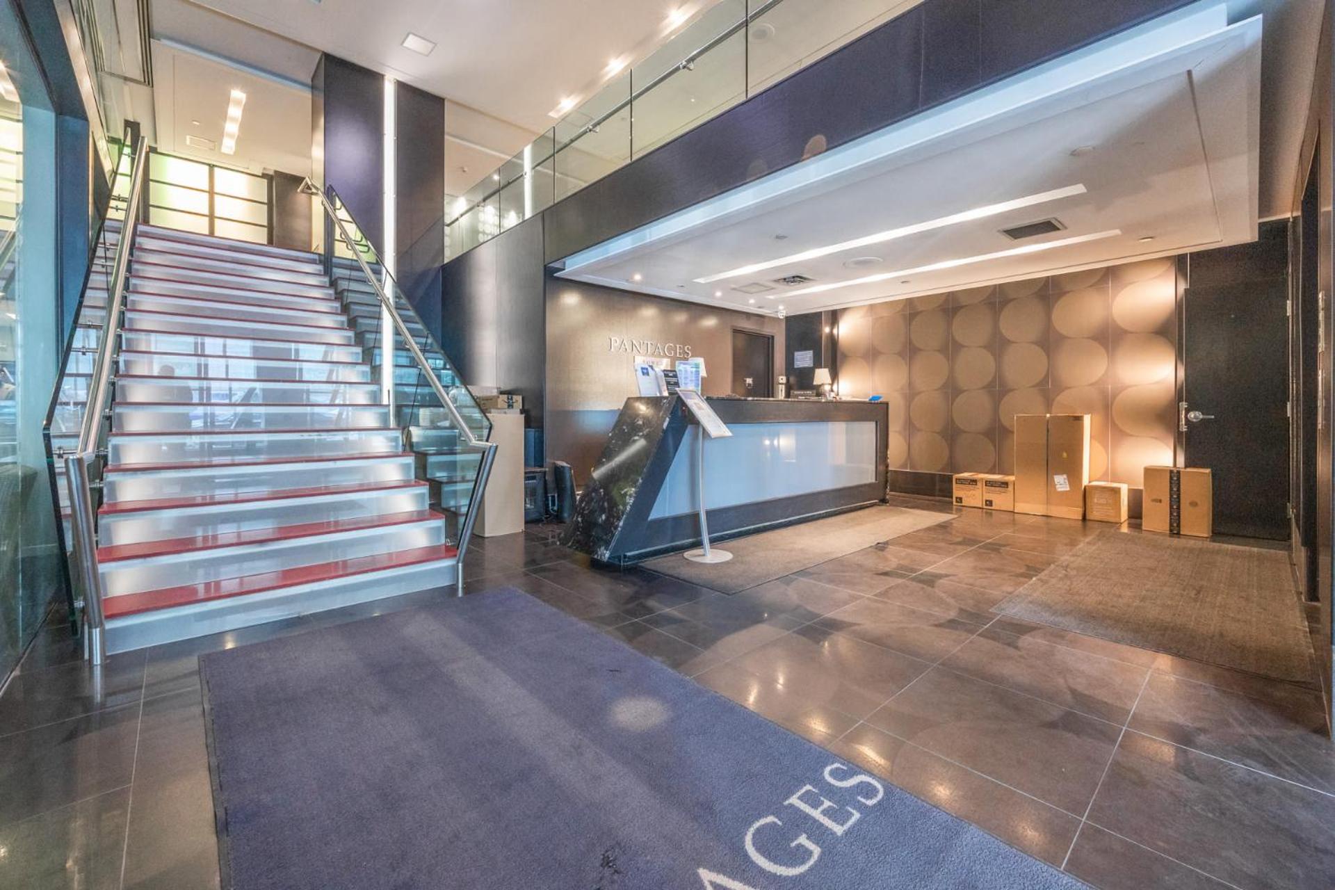 Modern 2-Bedroom Condo w Floor to Ceiling Windows
