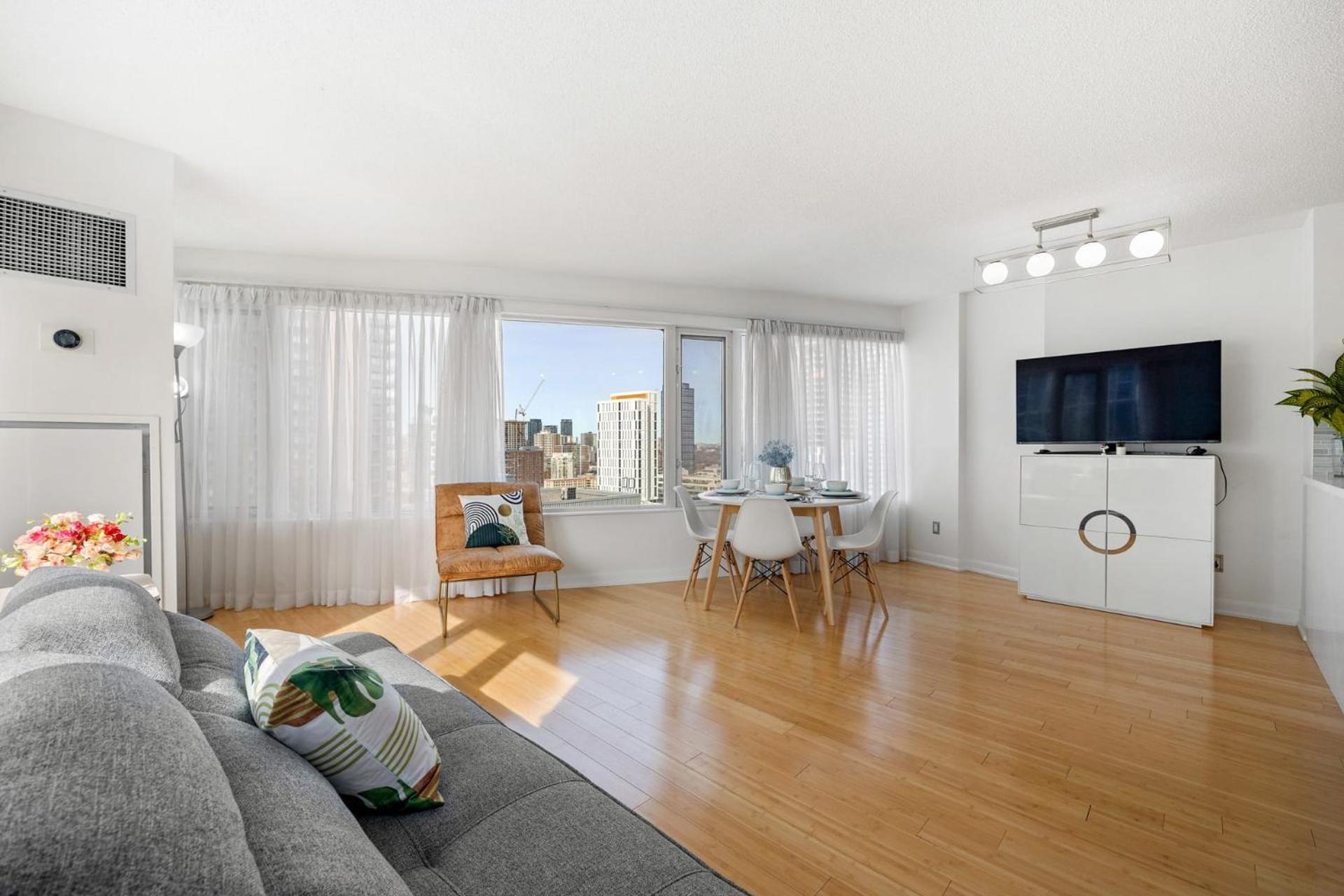 Modern 2-Bedroom Condo w Floor to Ceiling Windows