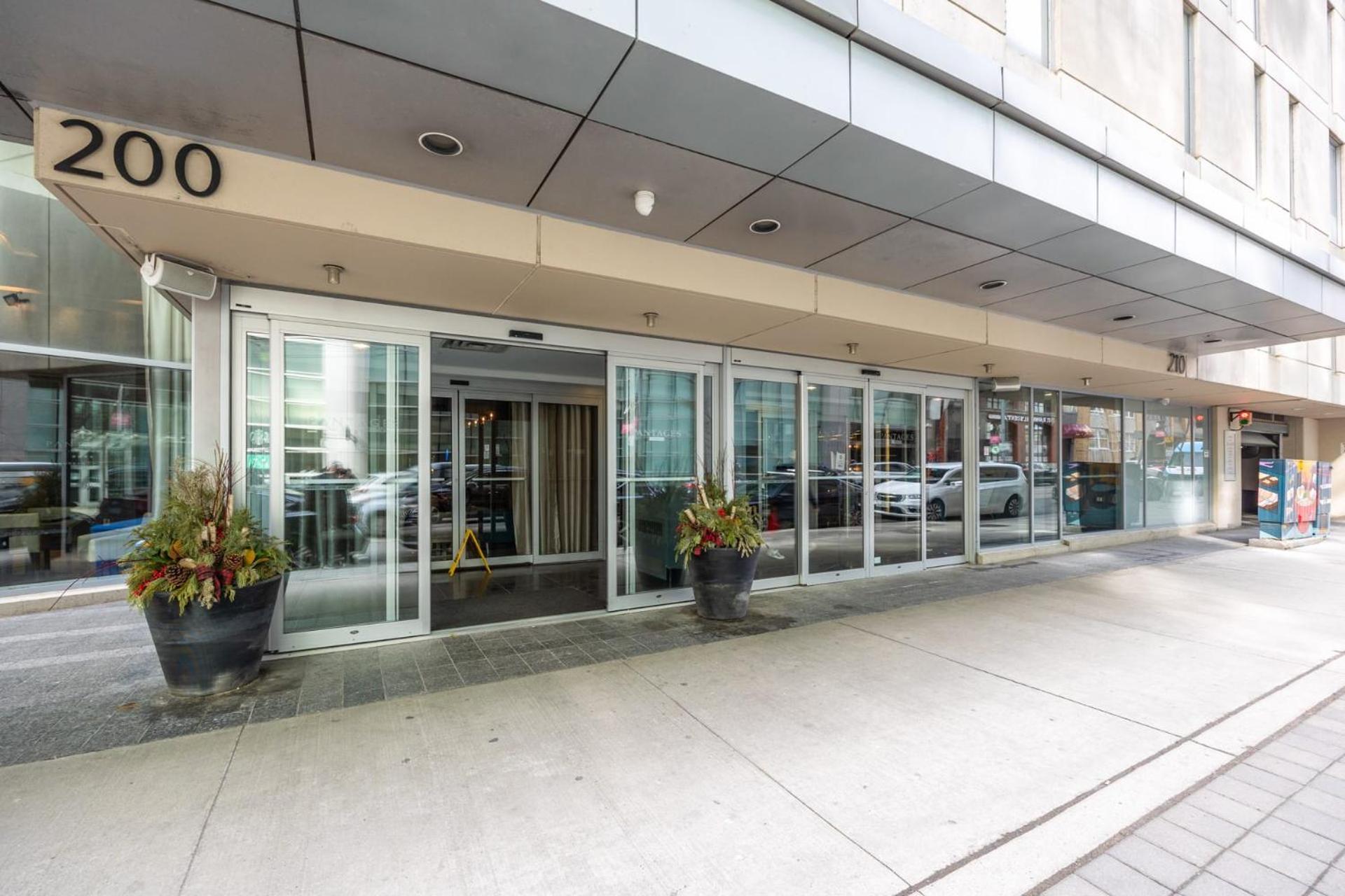 Modern 2-Bedroom Condo w Floor to Ceiling Windows