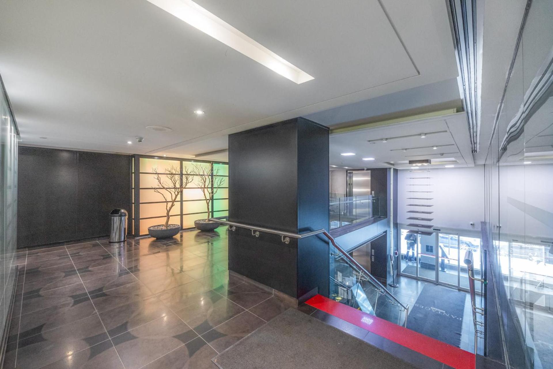Modern 2-Bedroom Condo w Floor to Ceiling Windows