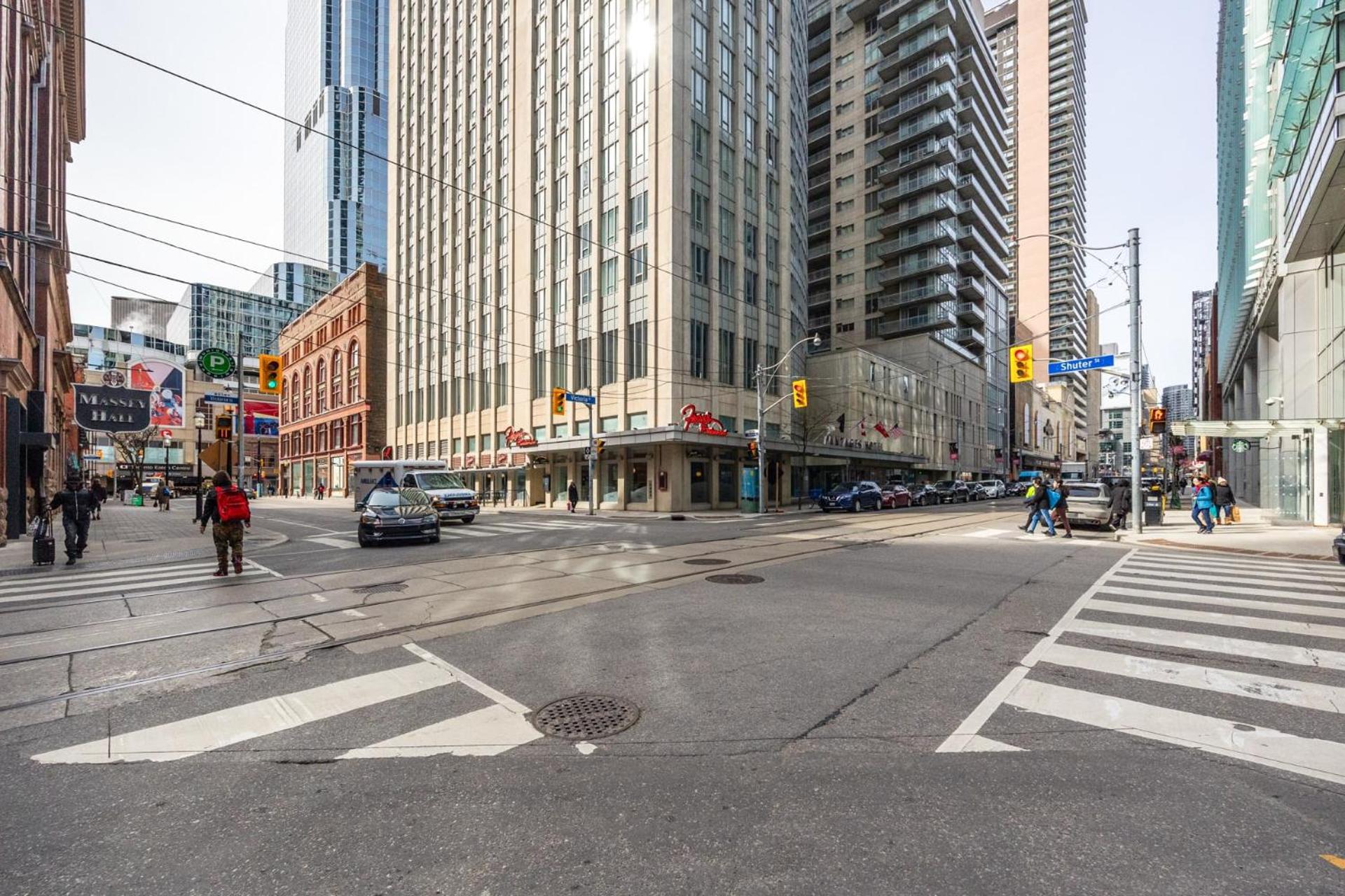 Modern 2-Bedroom Condo w Floor to Ceiling Windows