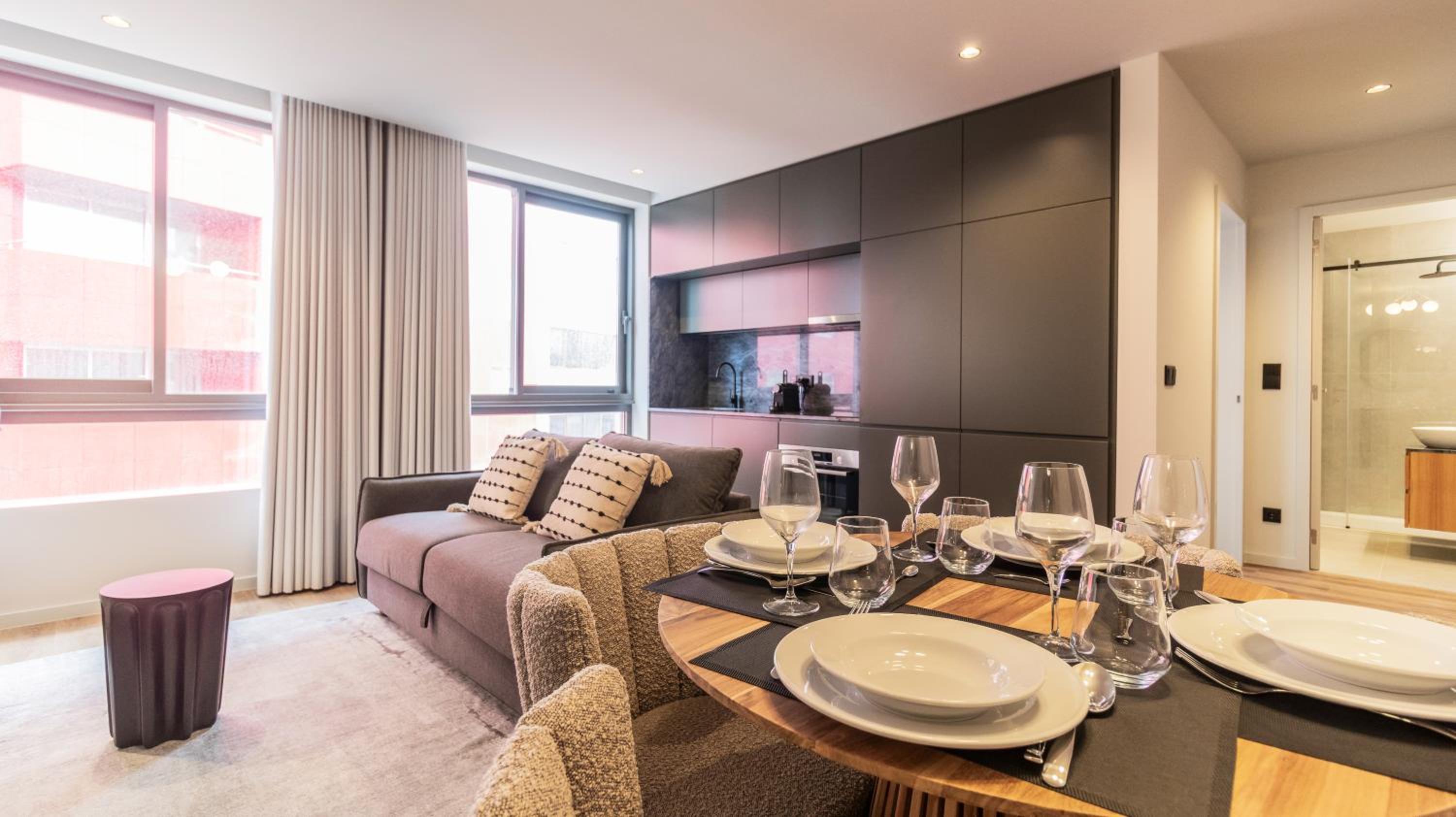 RUAH Apartments by LovelyStay