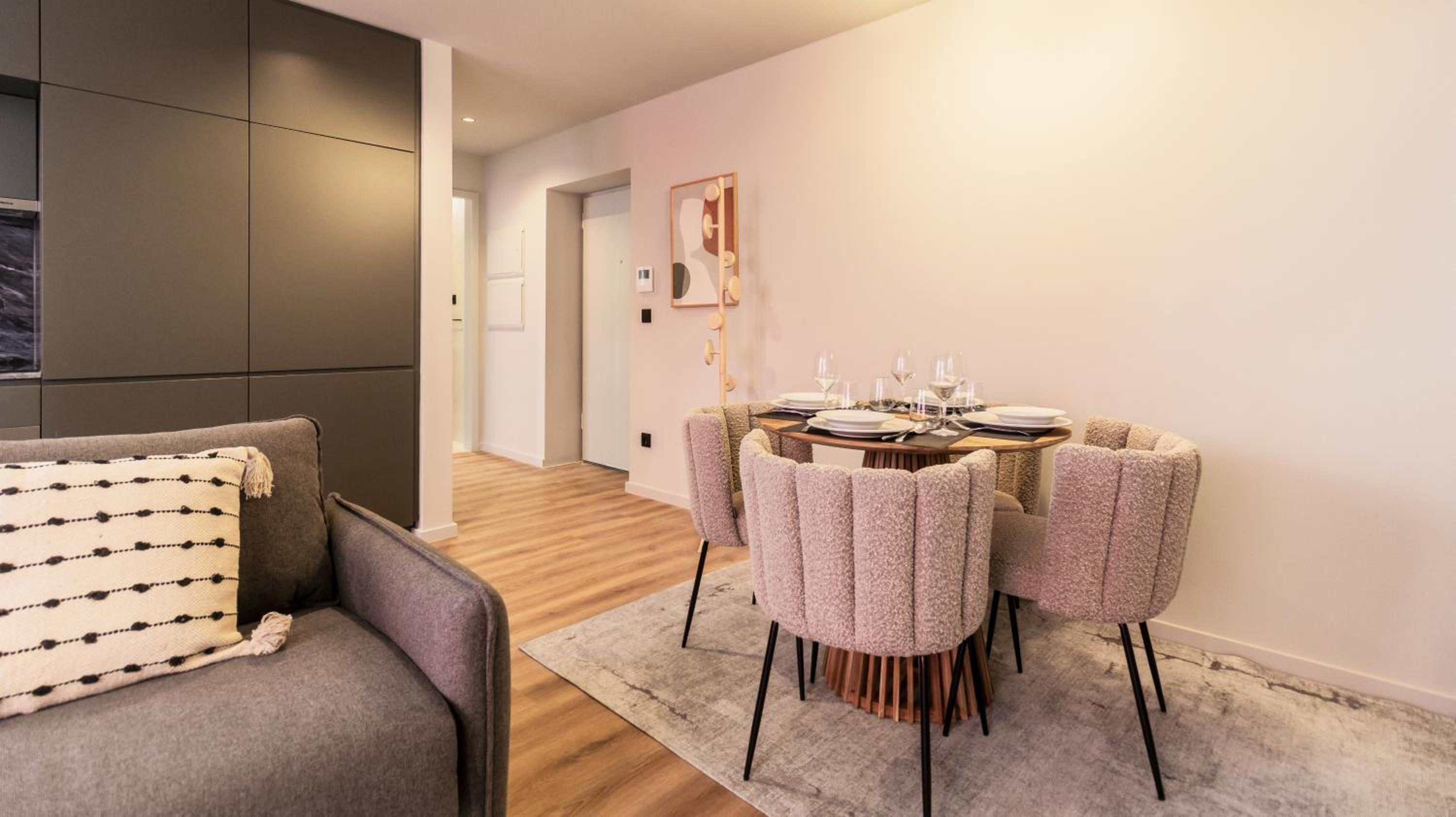 RUAH Apartments by LovelyStay