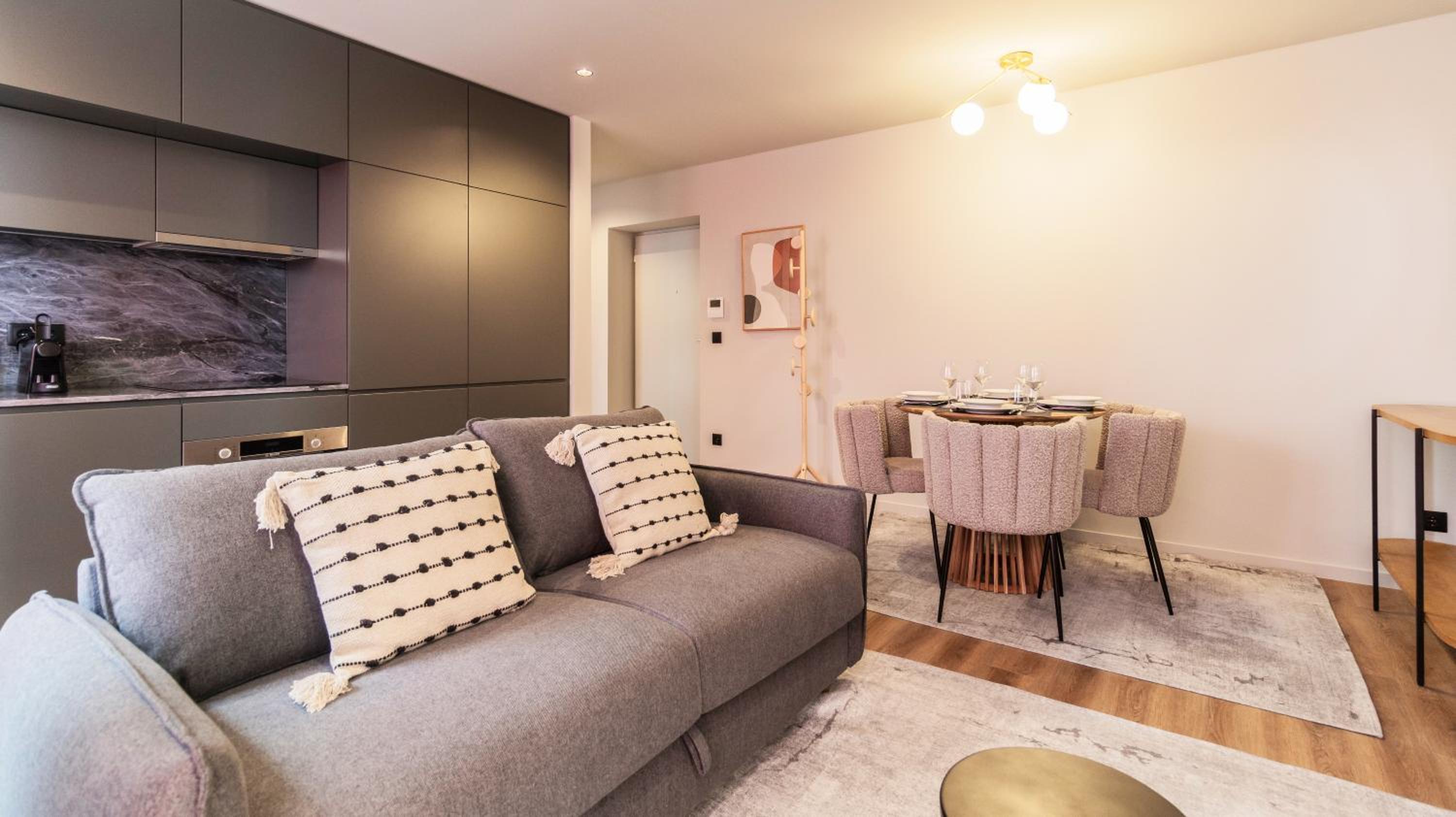 RUAH Apartments by LovelyStay