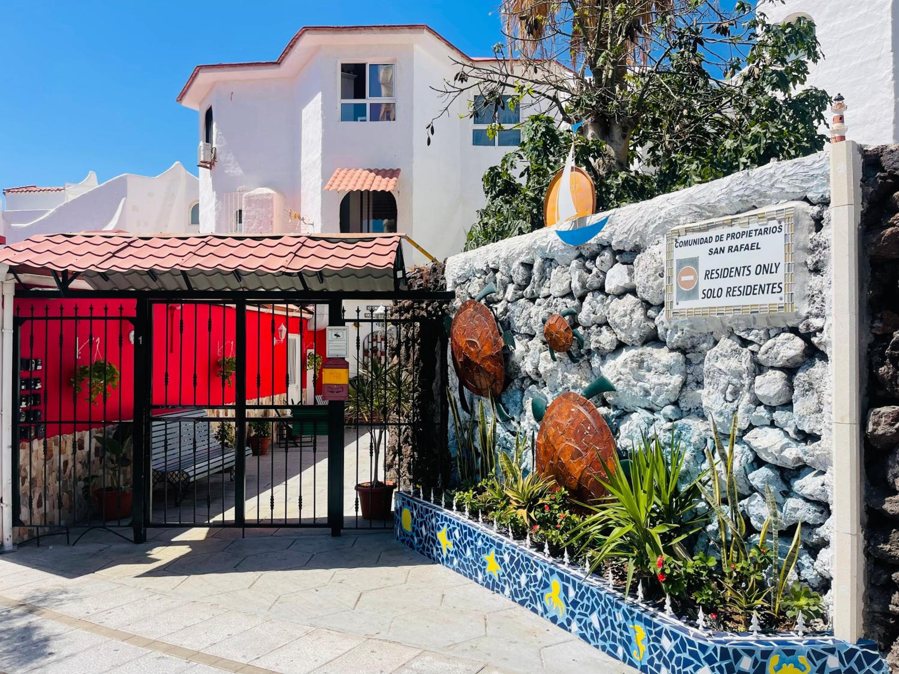 Playa, Pool & Nightlife Steps from Clubs & Beach Las Américas view 2