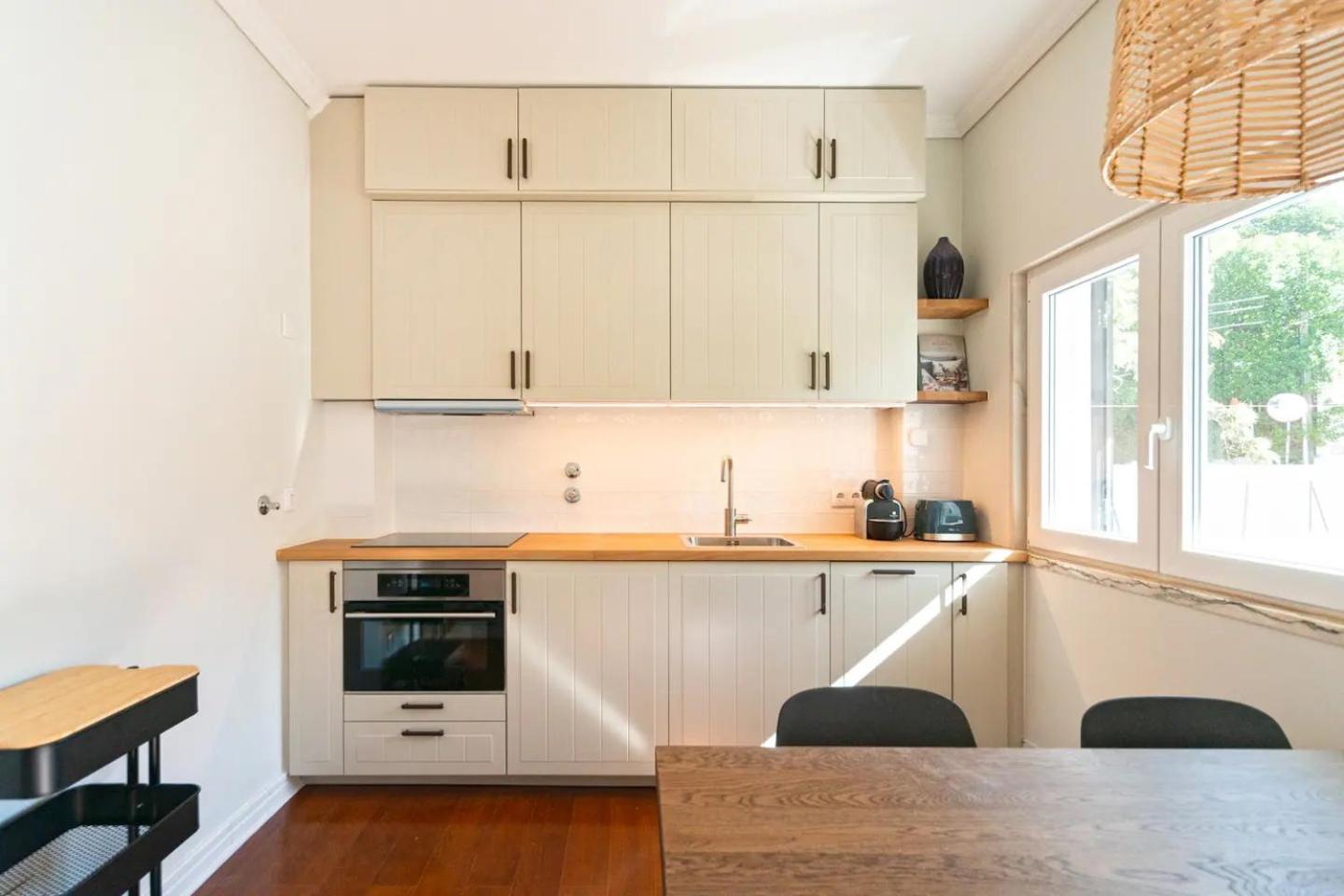 WHome Coastal Comfort: Apartment Retreat by the Sea