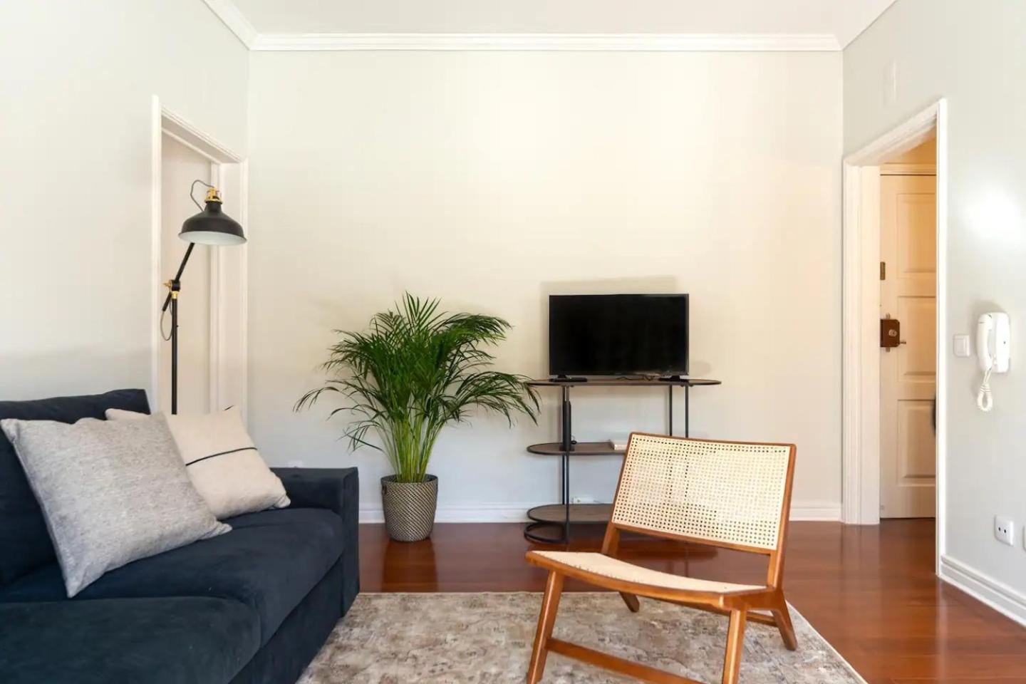 WHome Coastal Comfort: Apartment Retreat by the Sea