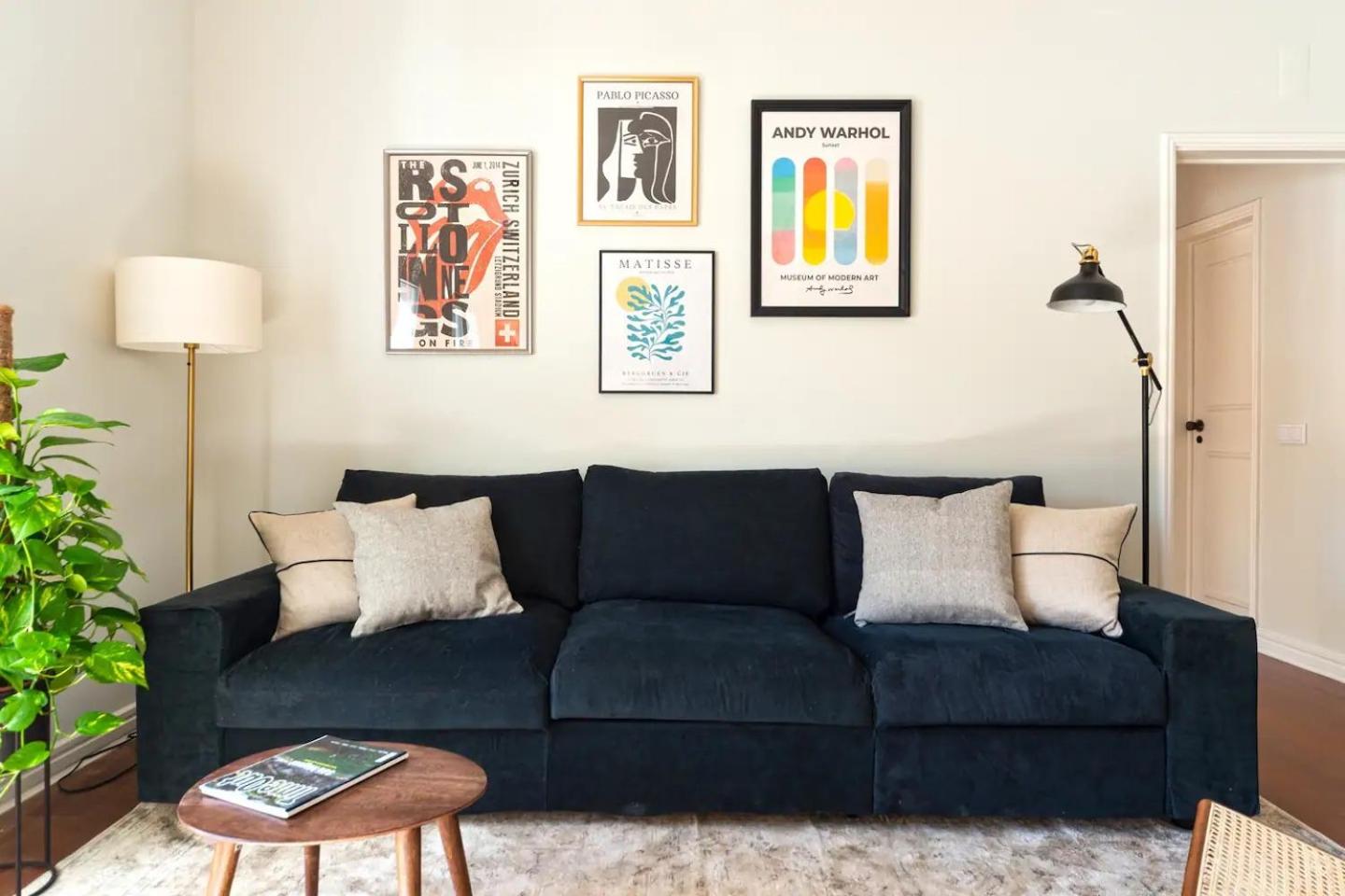 WHome Coastal Comfort: Apartment Retreat by the Sea
