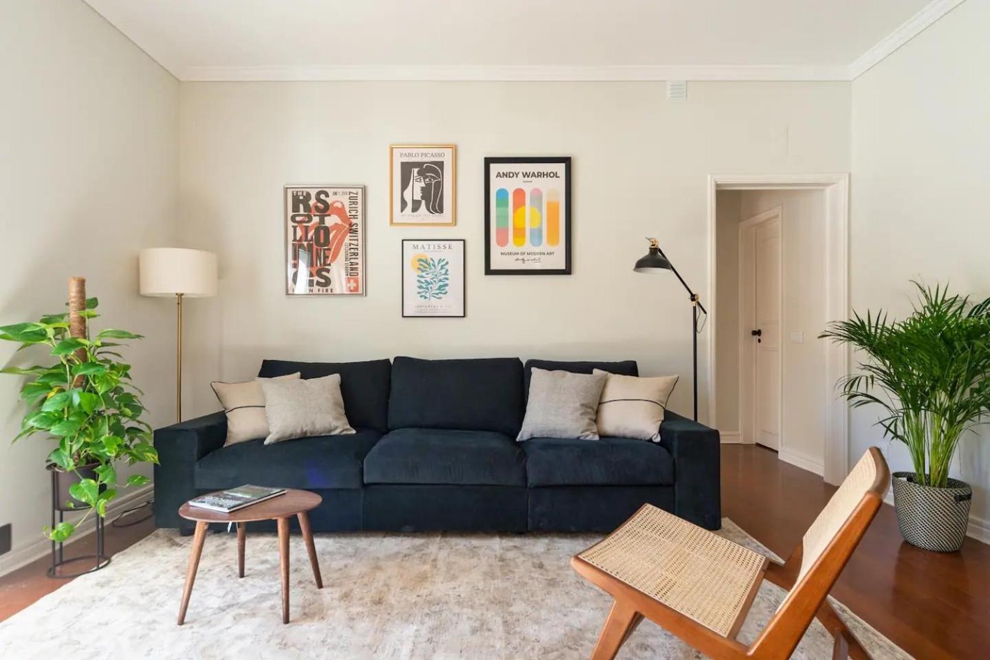 WHome Coastal Comfort: Apartment Retreat by the Sea