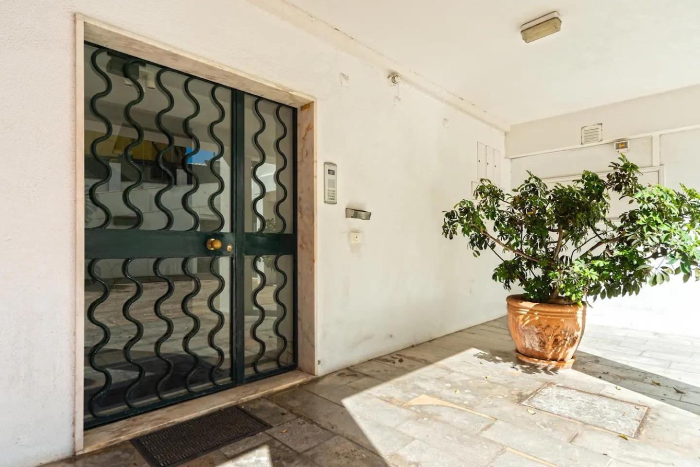 WHome Coastal Comfort: Apartment Retreat by the Sea