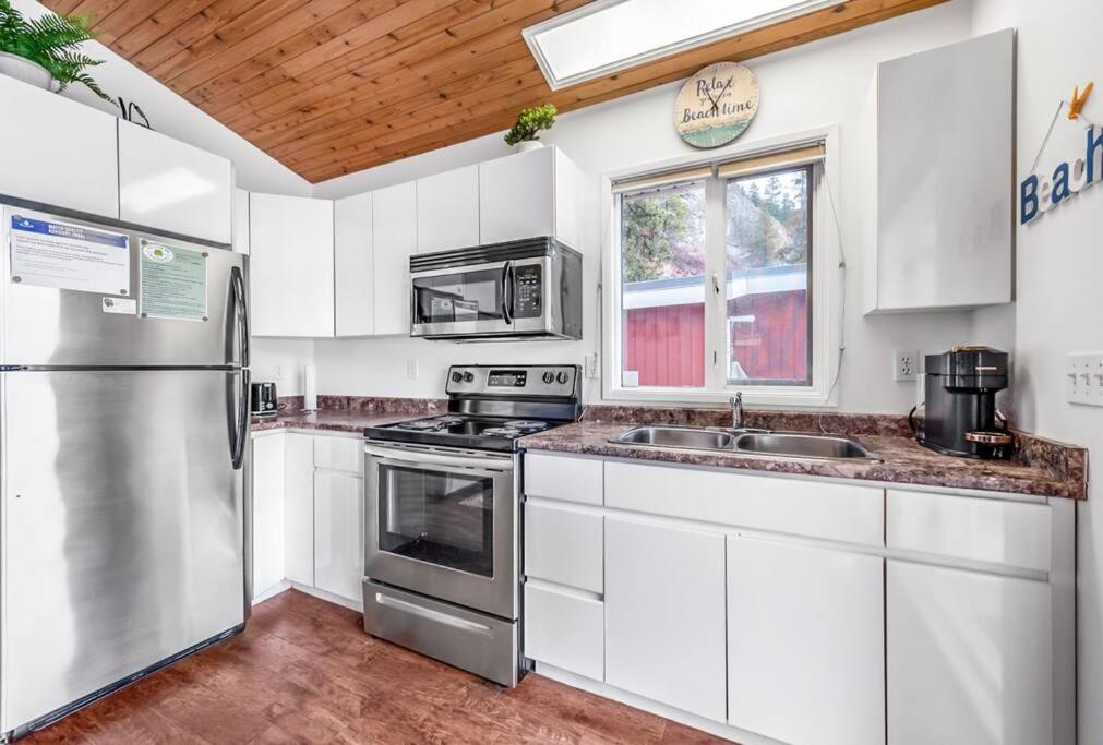 Beautiful Cabin Right next to Lake Okanagan #5