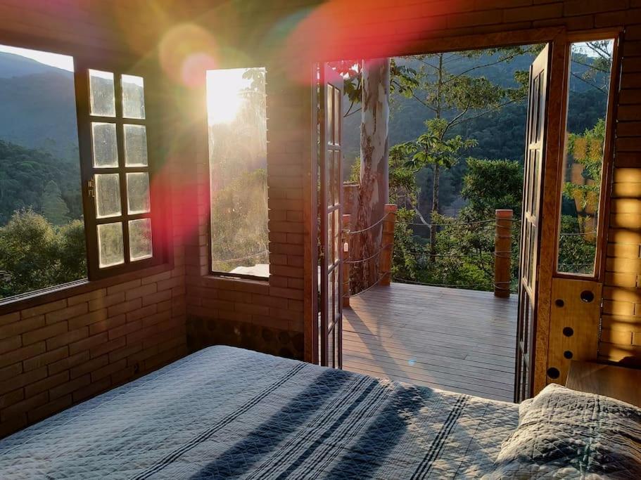 Casa Mohini Refúgio nas montanhas de Teresópolis Quarto com deck rede suspensa lareira cachoeira e piscina