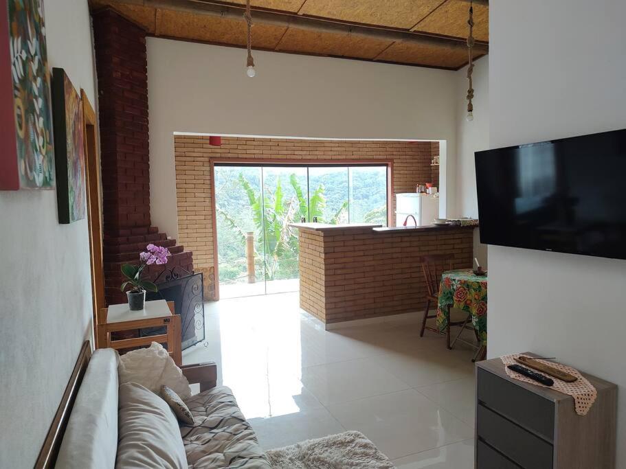 Casa Mohini Refúgio nas montanhas de Teresópolis Quarto com deck rede suspensa lareira cachoeira e piscina