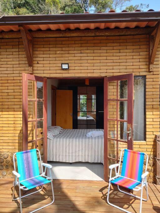 Casa Mohini Refúgio nas montanhas de Teresópolis Quarto com deck rede suspensa lareira cachoeira e piscina