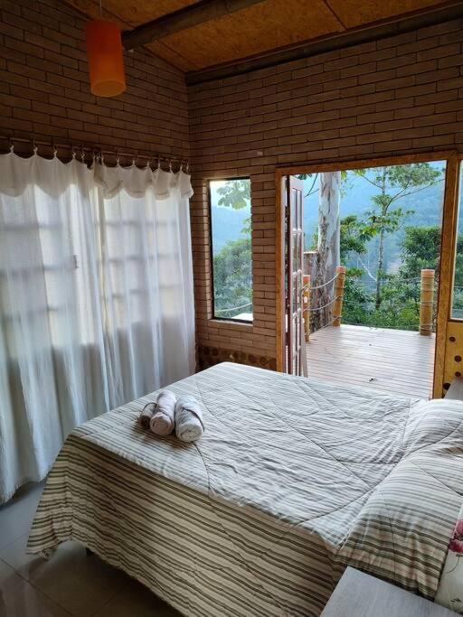 Casa Mohini Refúgio nas montanhas de Teresópolis Quarto com deck rede suspensa lareira cachoeira e piscina