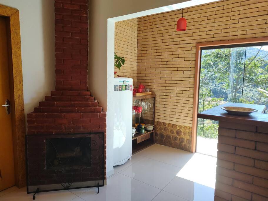 Casa Mohini Refúgio nas montanhas de Teresópolis Quarto com deck rede suspensa lareira cachoeira e piscina