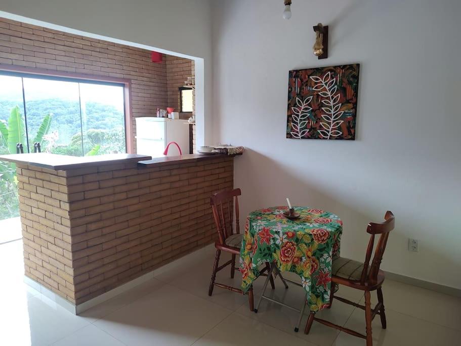 Casa Mohini Refúgio nas montanhas de Teresópolis Quarto com deck rede suspensa lareira cachoeira e piscina