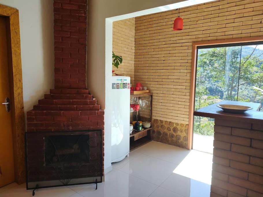 Casa Mohini Refúgio nas montanhas de Teresópolis Quarto com deck rede suspensa lareira cachoeira e piscina