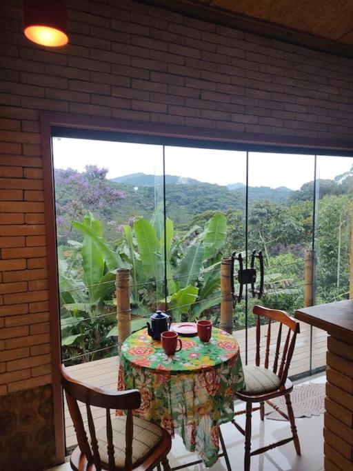 Casa Mohini Refúgio nas montanhas de Teresópolis Quarto com deck rede suspensa lareira cachoeira e piscina
