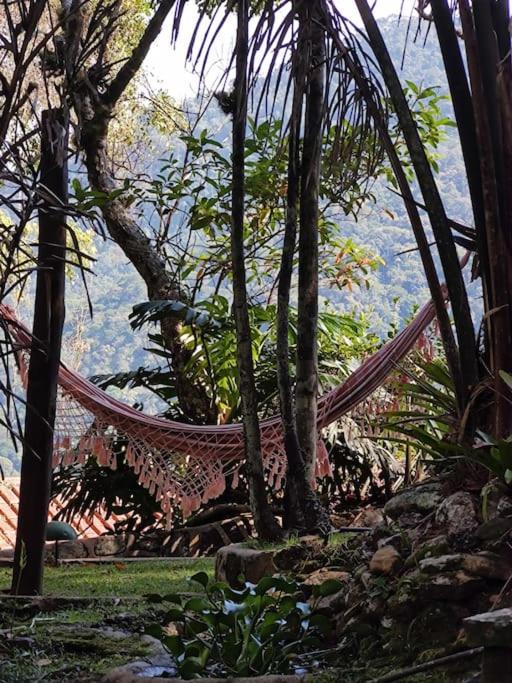 Casa Mohini Refúgio nas montanhas de Teresópolis Quarto com deck rede suspensa lareira cachoeira e piscina
