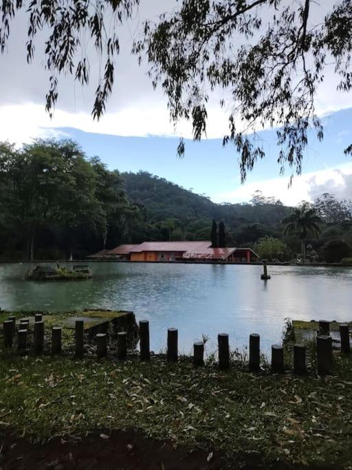 Casa Mohini Refúgio nas montanhas de Teresópolis Quarto com deck rede suspensa lareira cachoeira e piscina