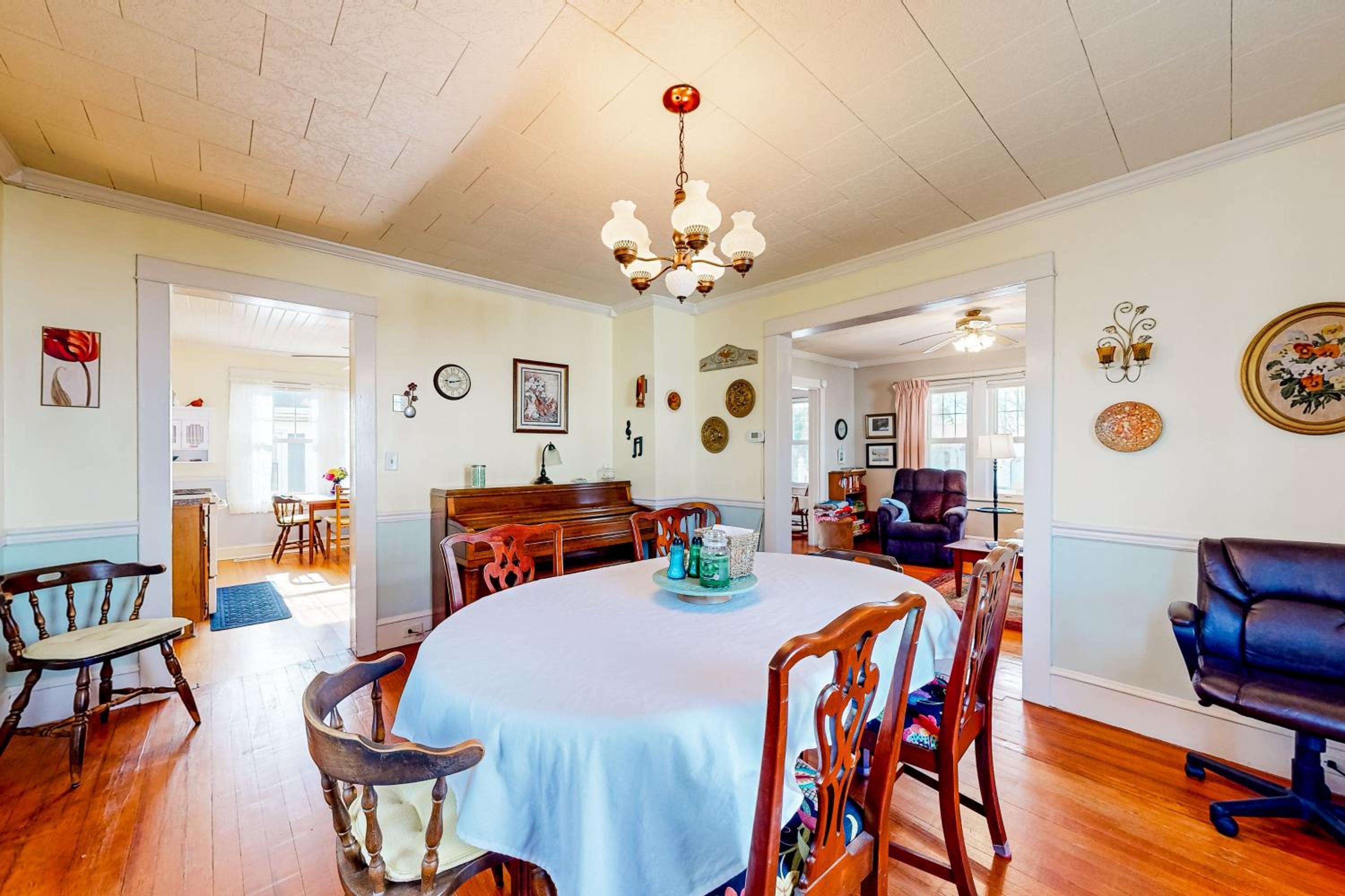 Yard, Porch and Fire Pit! Century-Old Hebron Escape