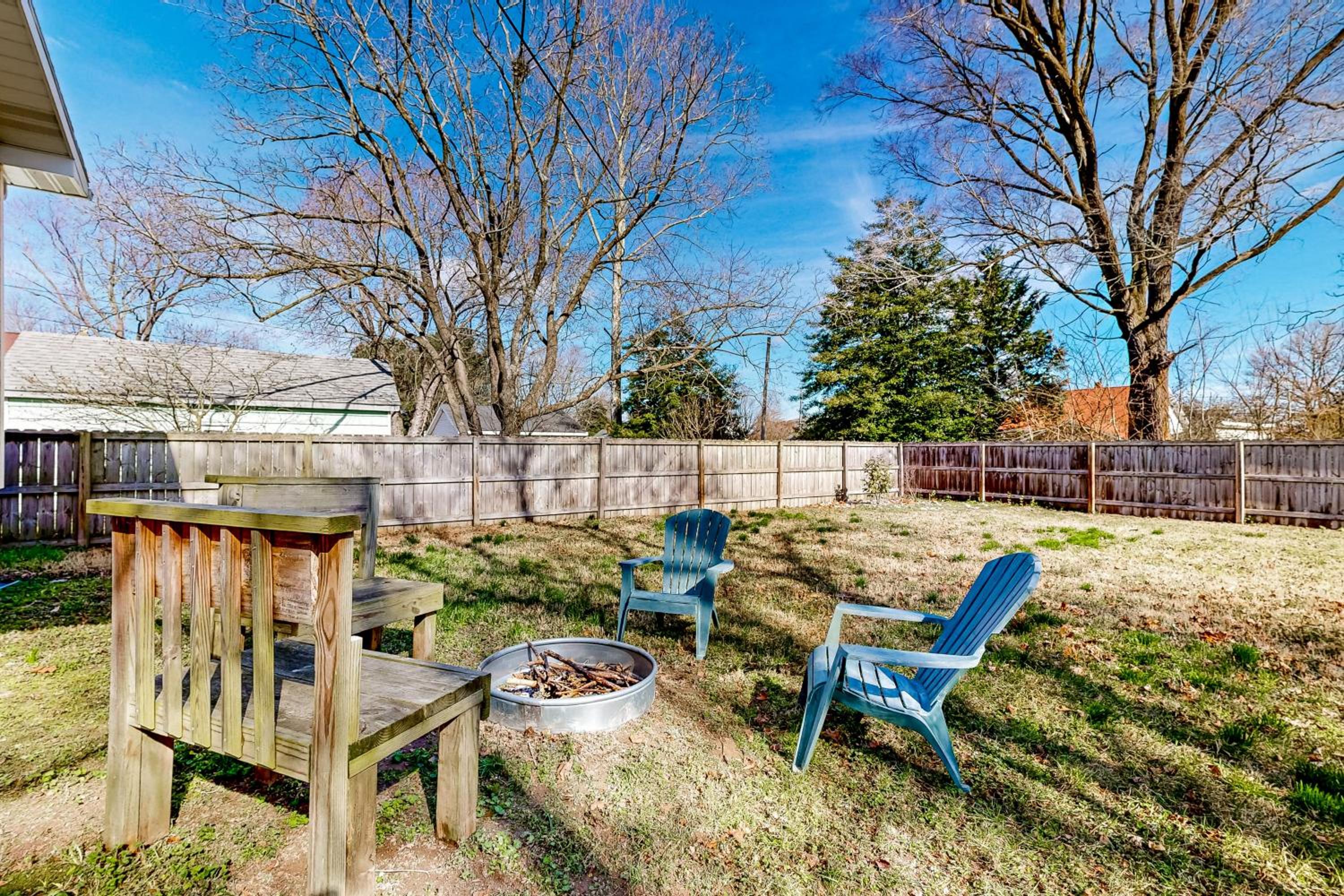 Yard, Porch and Fire Pit! Century-Old Hebron Escape