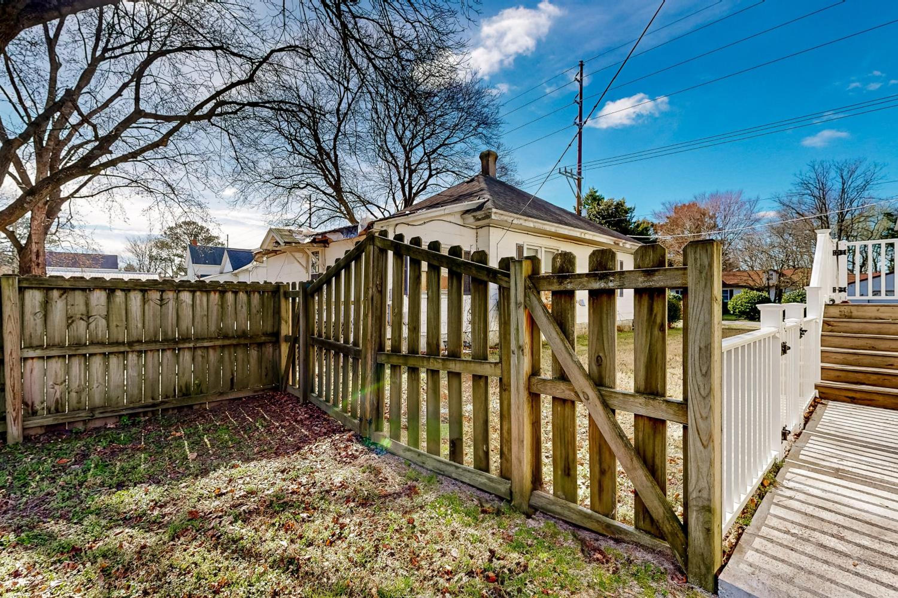 Yard, Porch and Fire Pit! Century-Old Hebron Escape