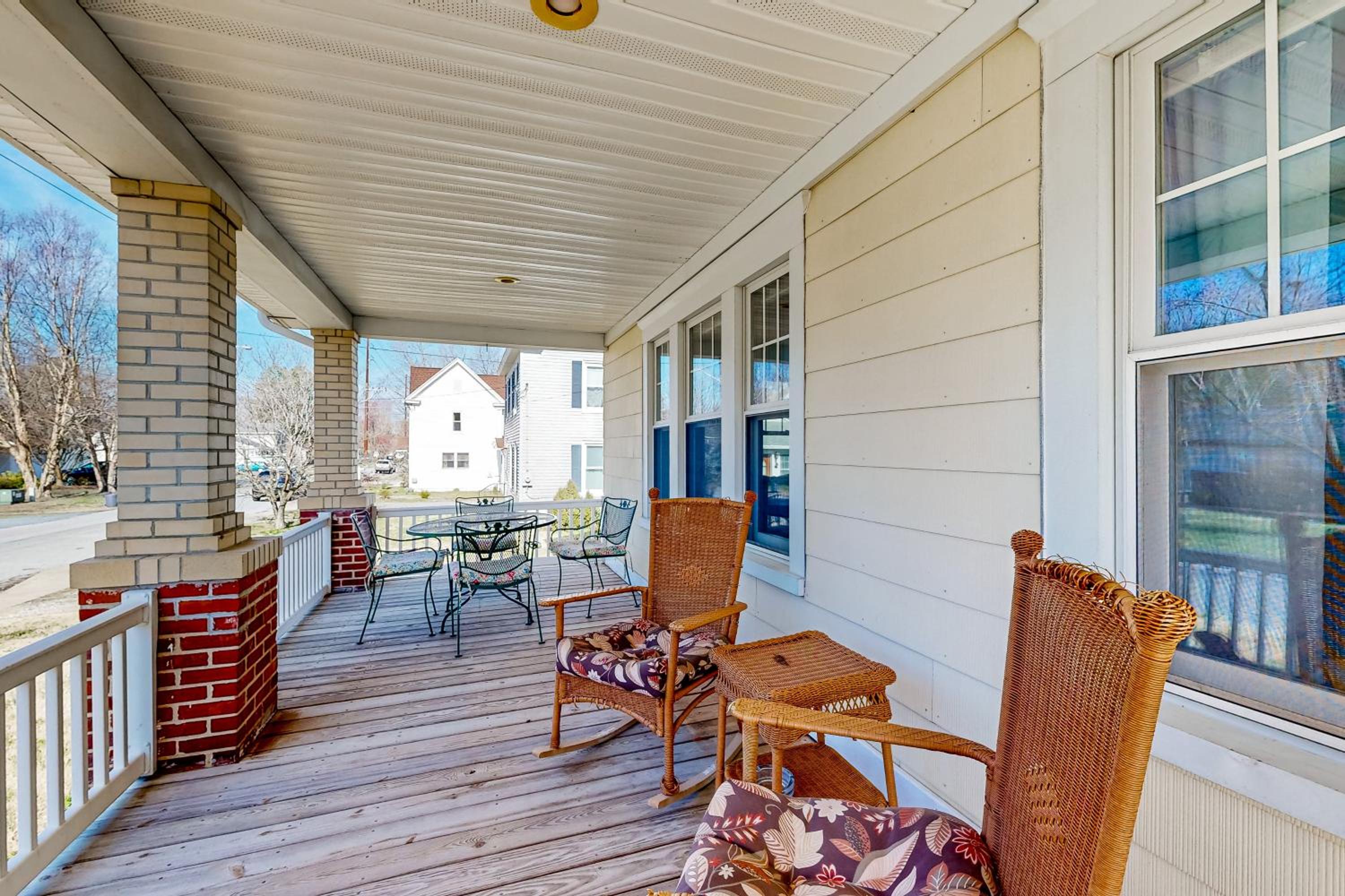 Yard, Porch and Fire Pit! Century-Old Hebron Escape