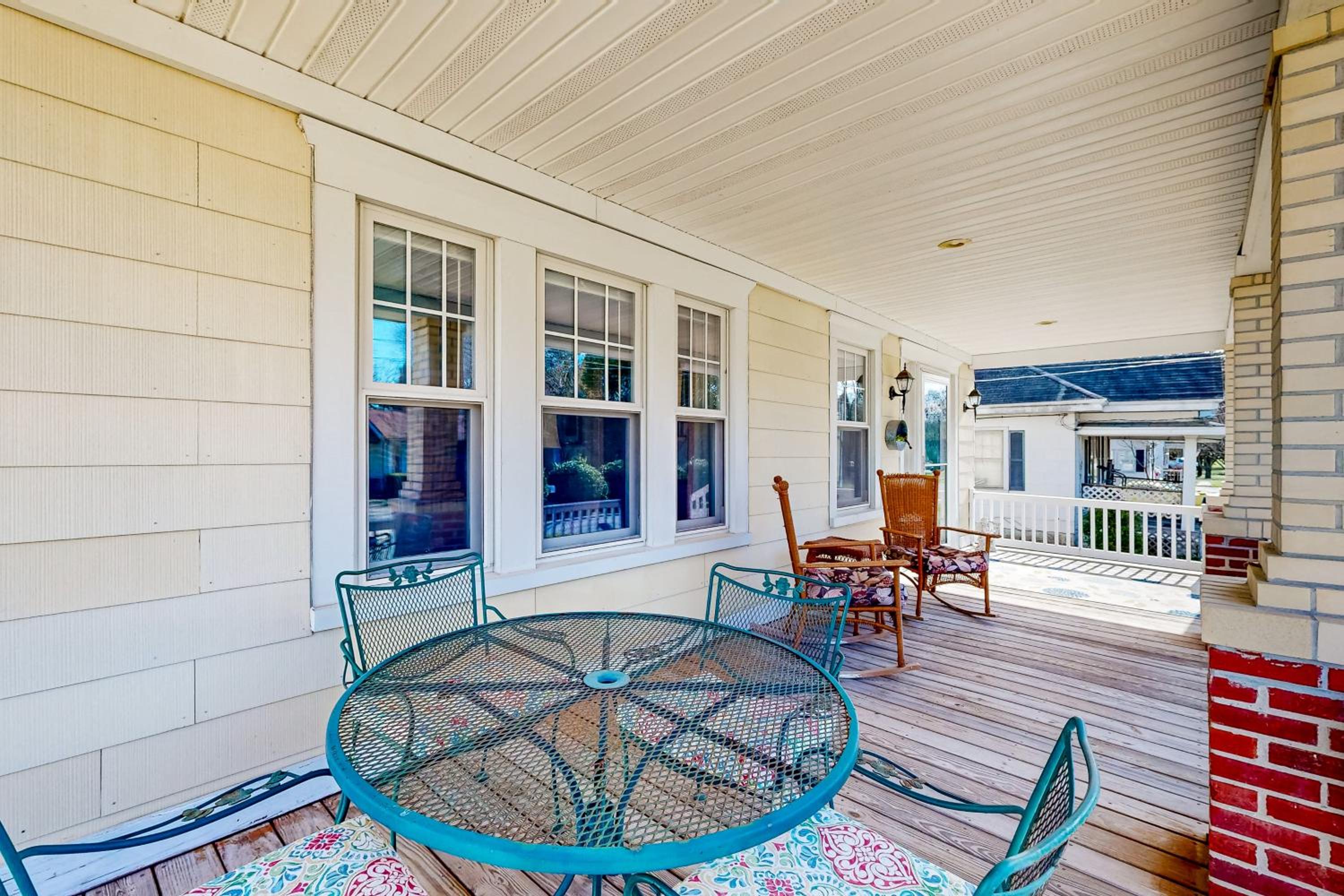 Yard, Porch and Fire Pit! Century-Old Hebron Escape