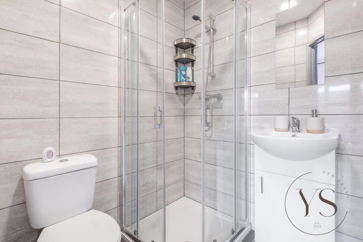 Stylish Longton Suite 2A Near Alton Towers with Smart TV & Kitchenette view 5