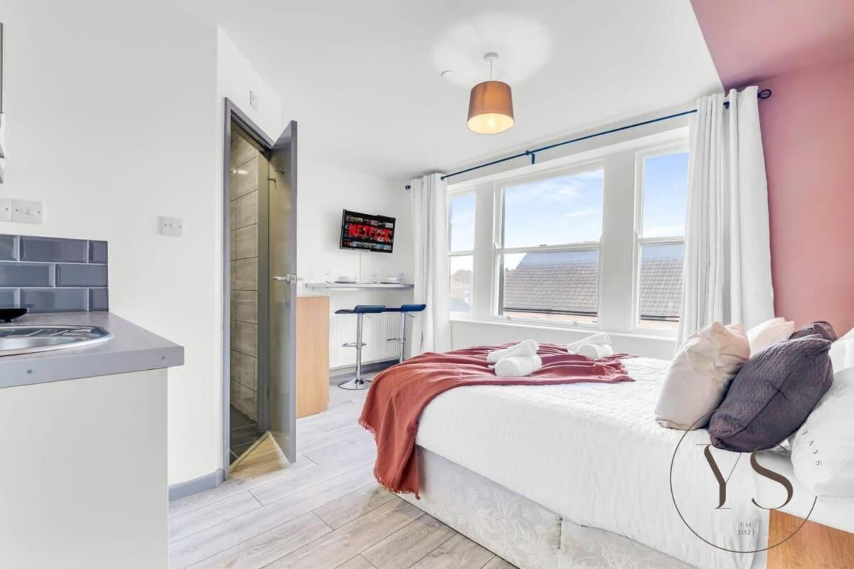 Bright 2D Suite in Longton Near Alton Towers with Smart TV and Self Check-In view 4