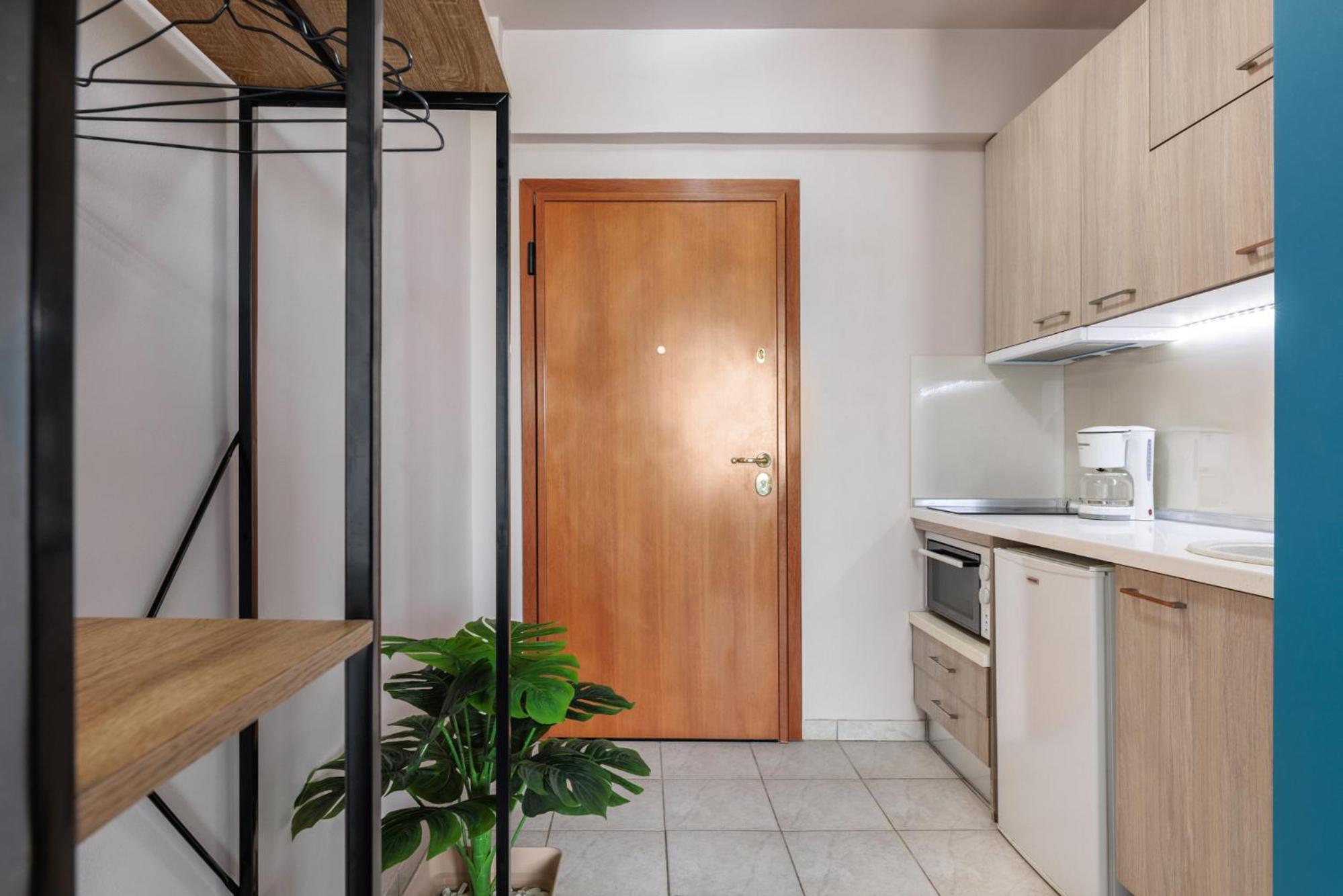 Aristotle Spot, City View Apartment by BiNoBi! view 3
