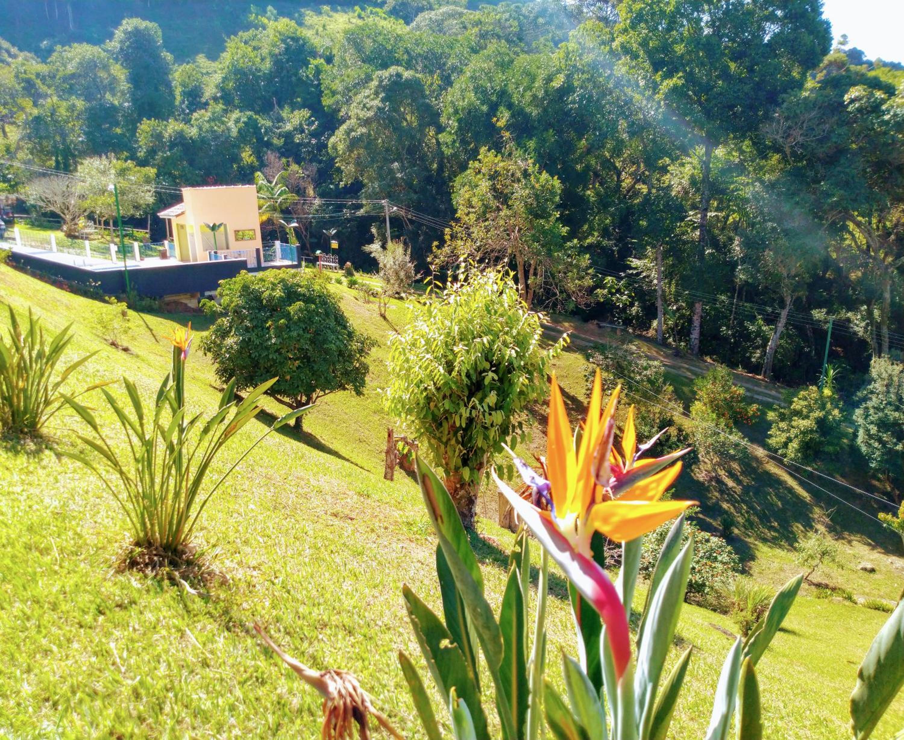 Casa ampla, 2 qtos, varanda, região de Extrema