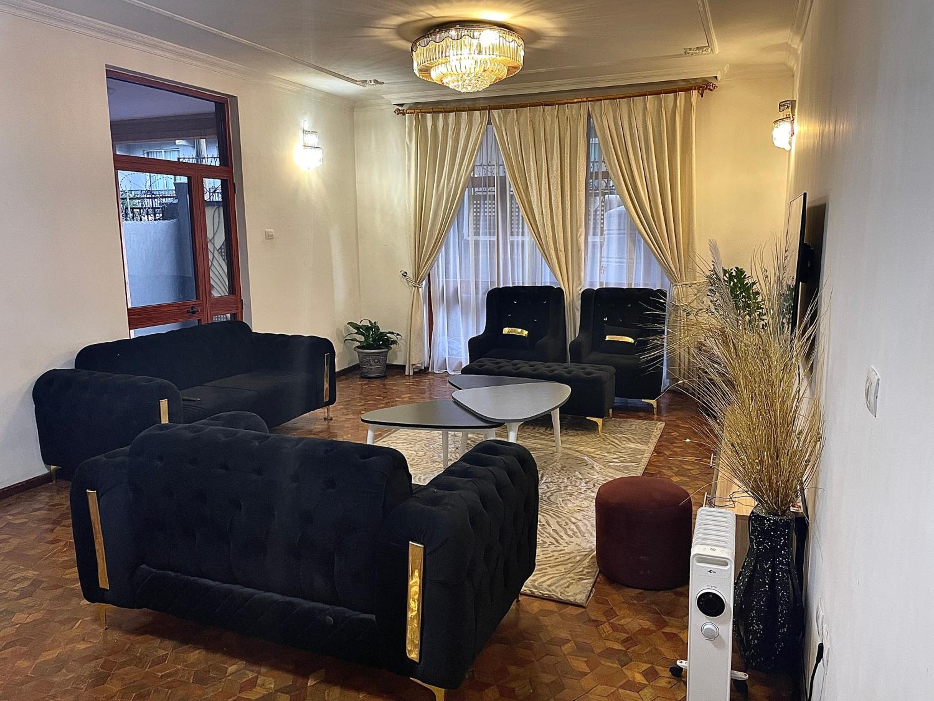 METRO Deluxe Specious Home in a Great Neighborhood!! view 2