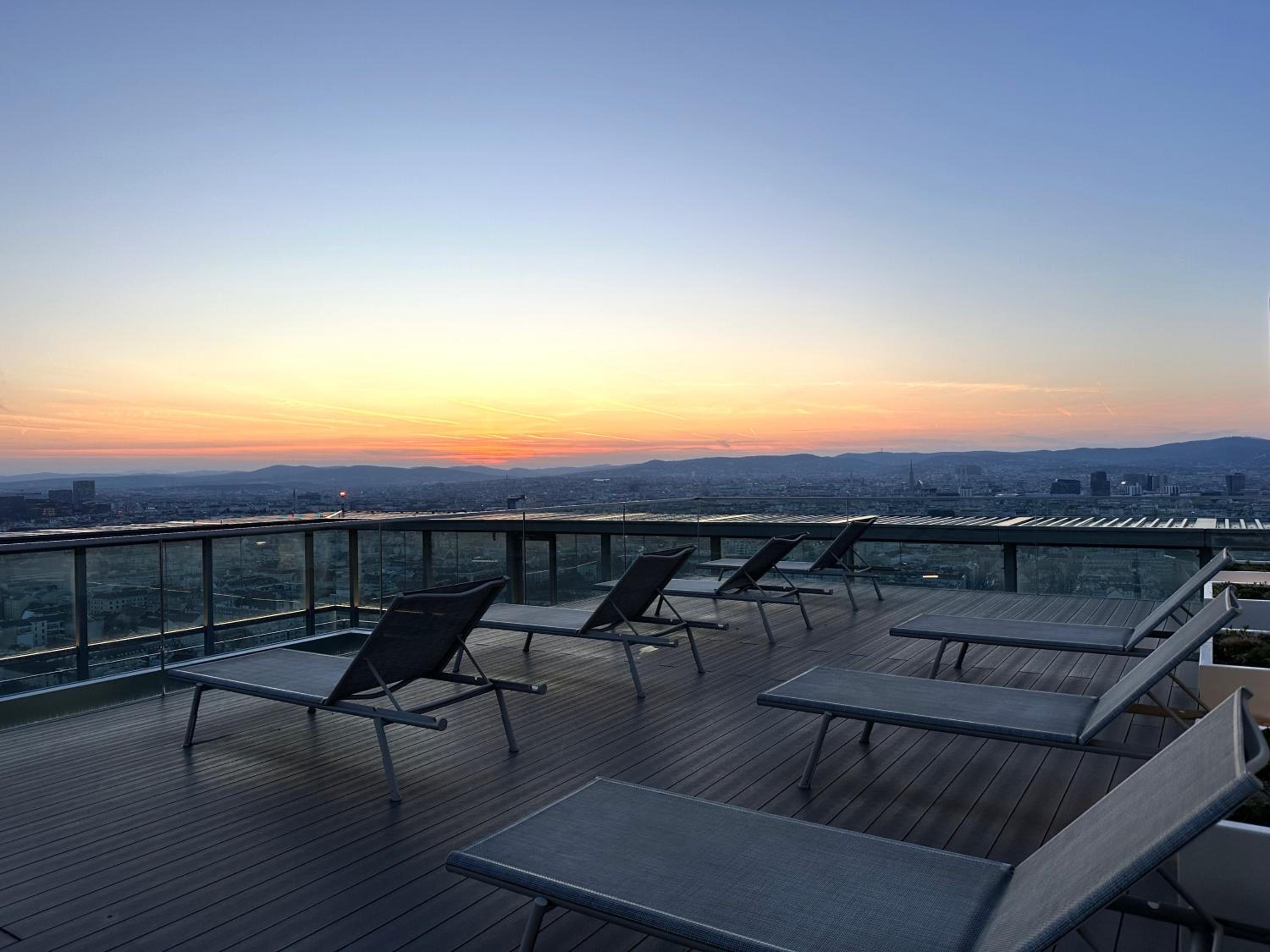 PANORAMA SKY Apartment I Rooftop Pool I Metro station
