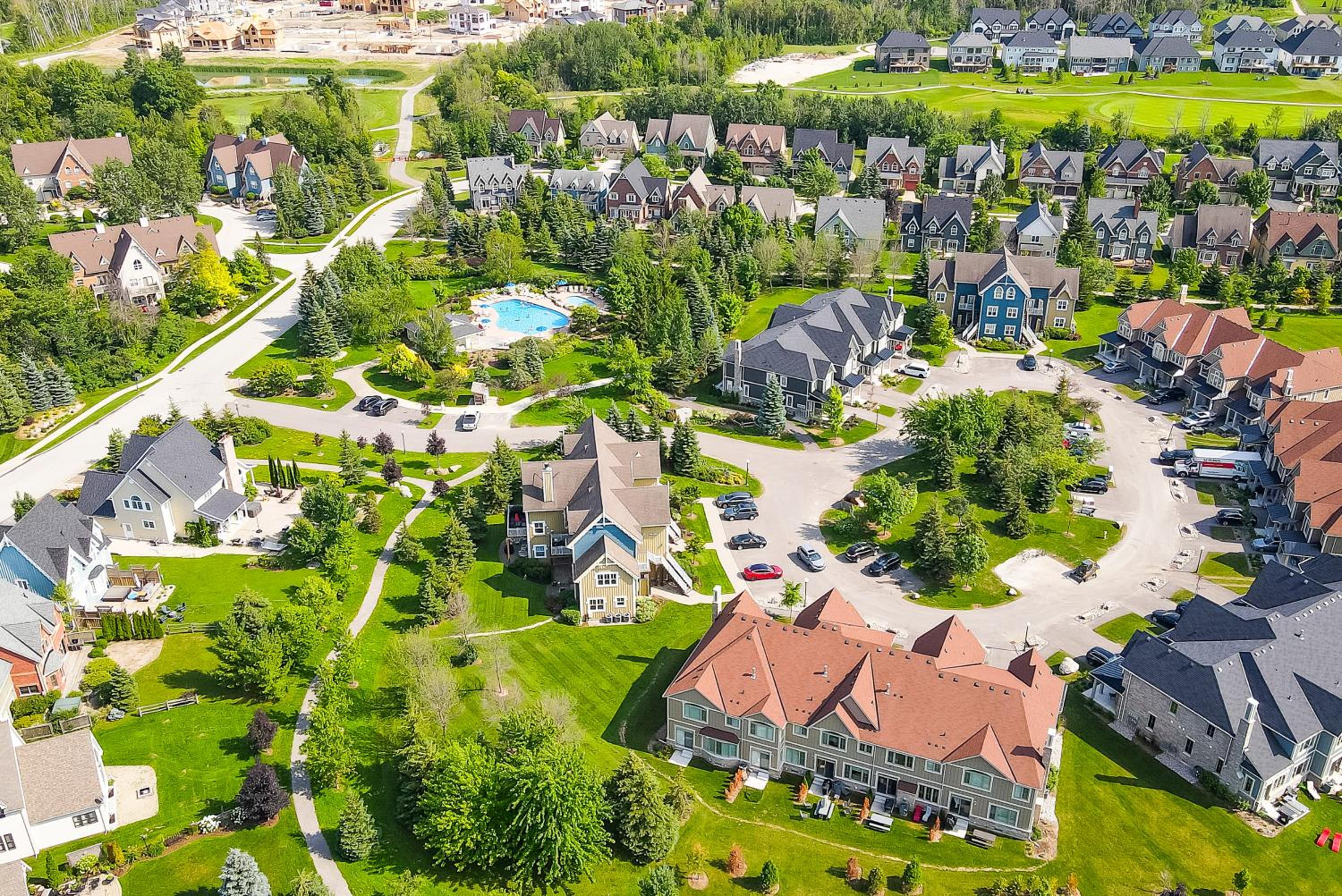 3BR Snowbridge Chalet in Blue with Golf Course View