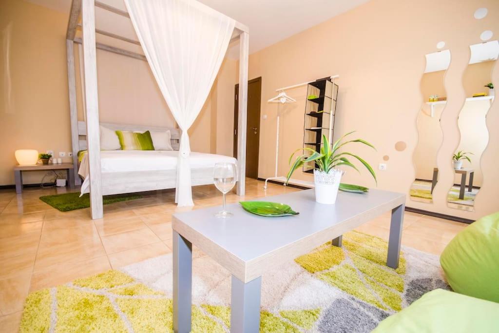 19 Cozy Central Apartment with Balcony
