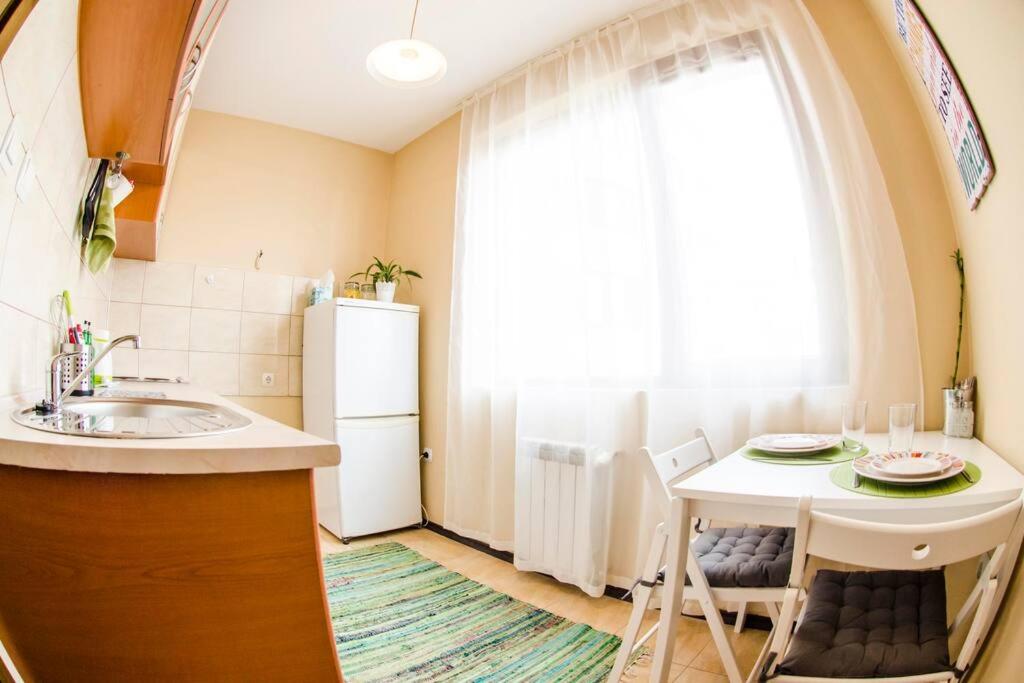 19 Cozy Central Apartment with Balcony
